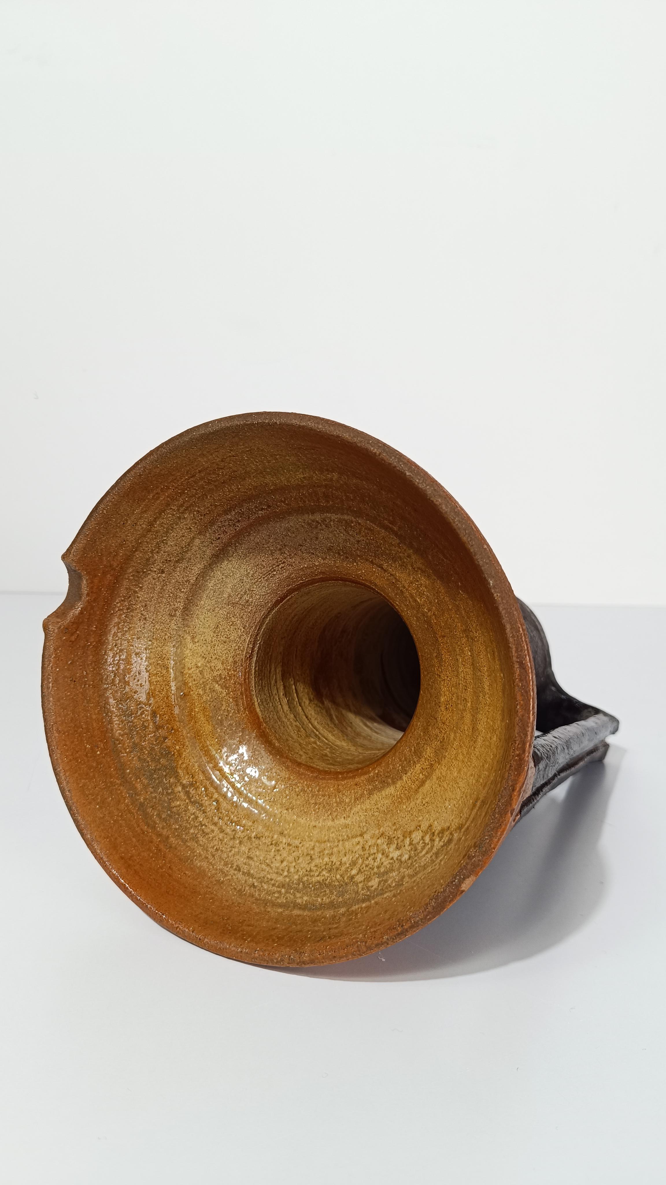 Vaso a caraffa in terracotta smaltata in stile primitivo della metà del XX secolo in vendita 2