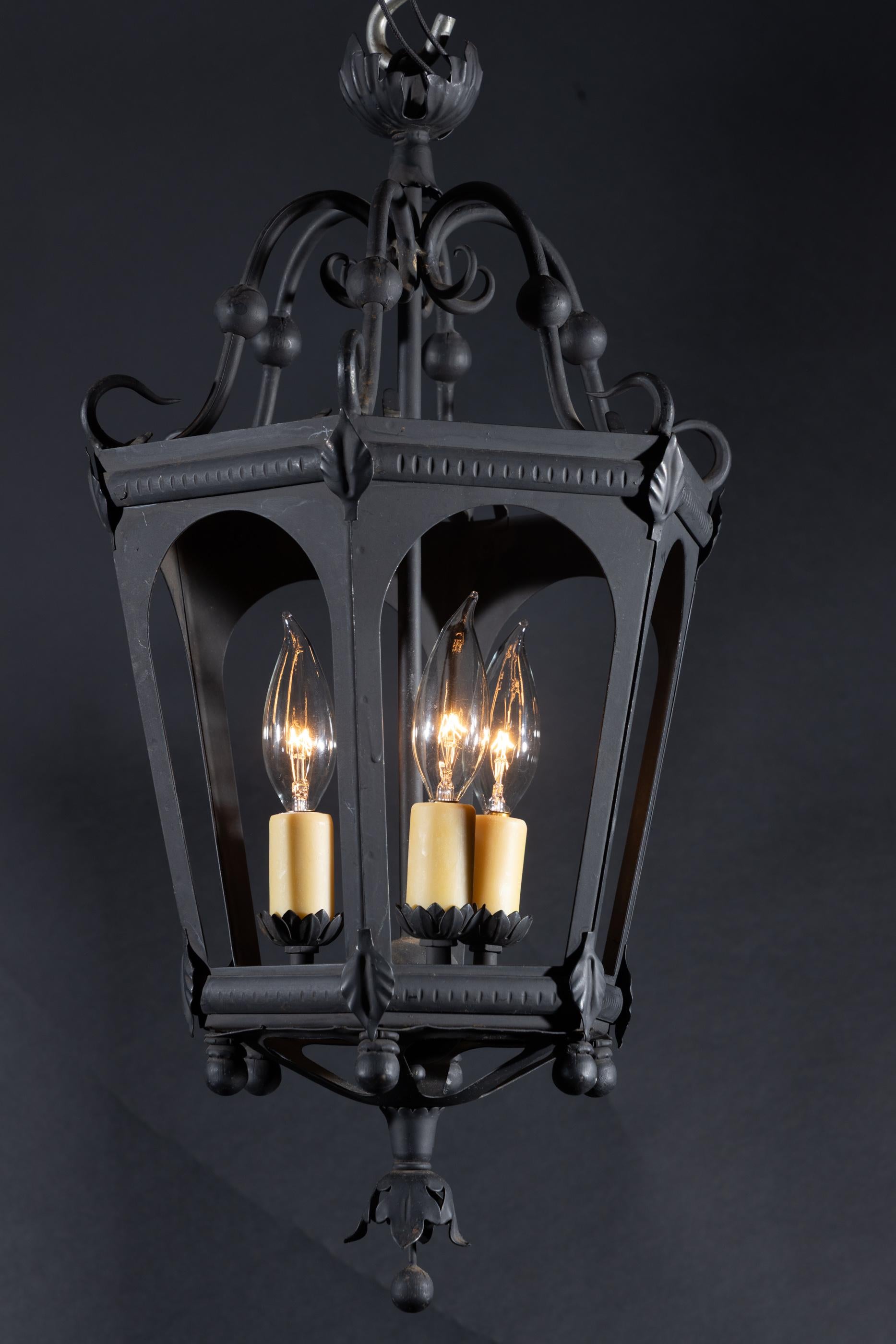 Farol italiano de hierro de mediados del siglo XX, disponible en pareja Hierro en venta