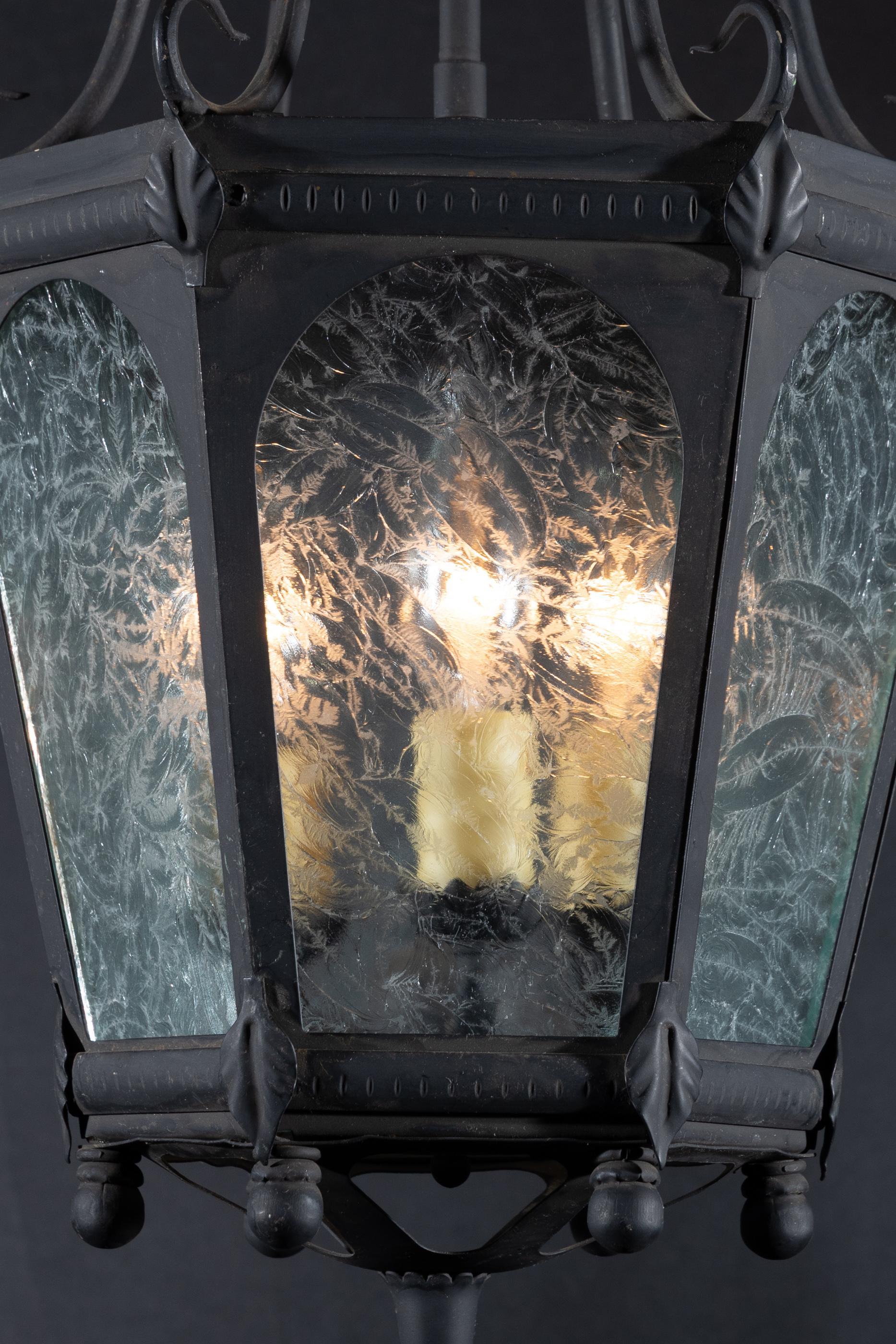 Farol italiano de hierro de mediados del siglo XX con cristal grabado, disponible en pareja Italiano en venta