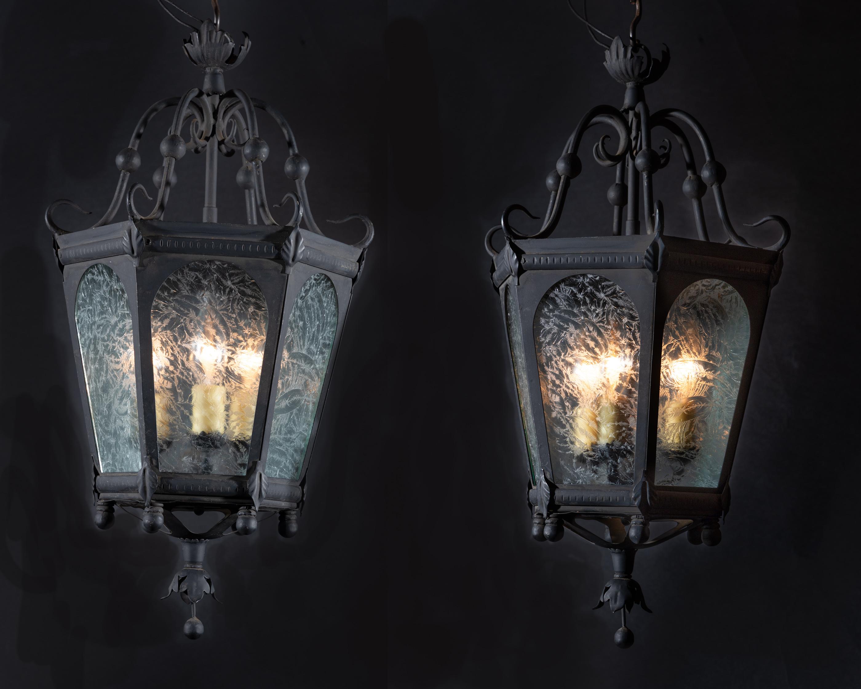 Farol italiano de hierro de mediados del siglo XX con cristal grabado, disponible en pareja en Bueno estado para la venta en New Orleans, LA
