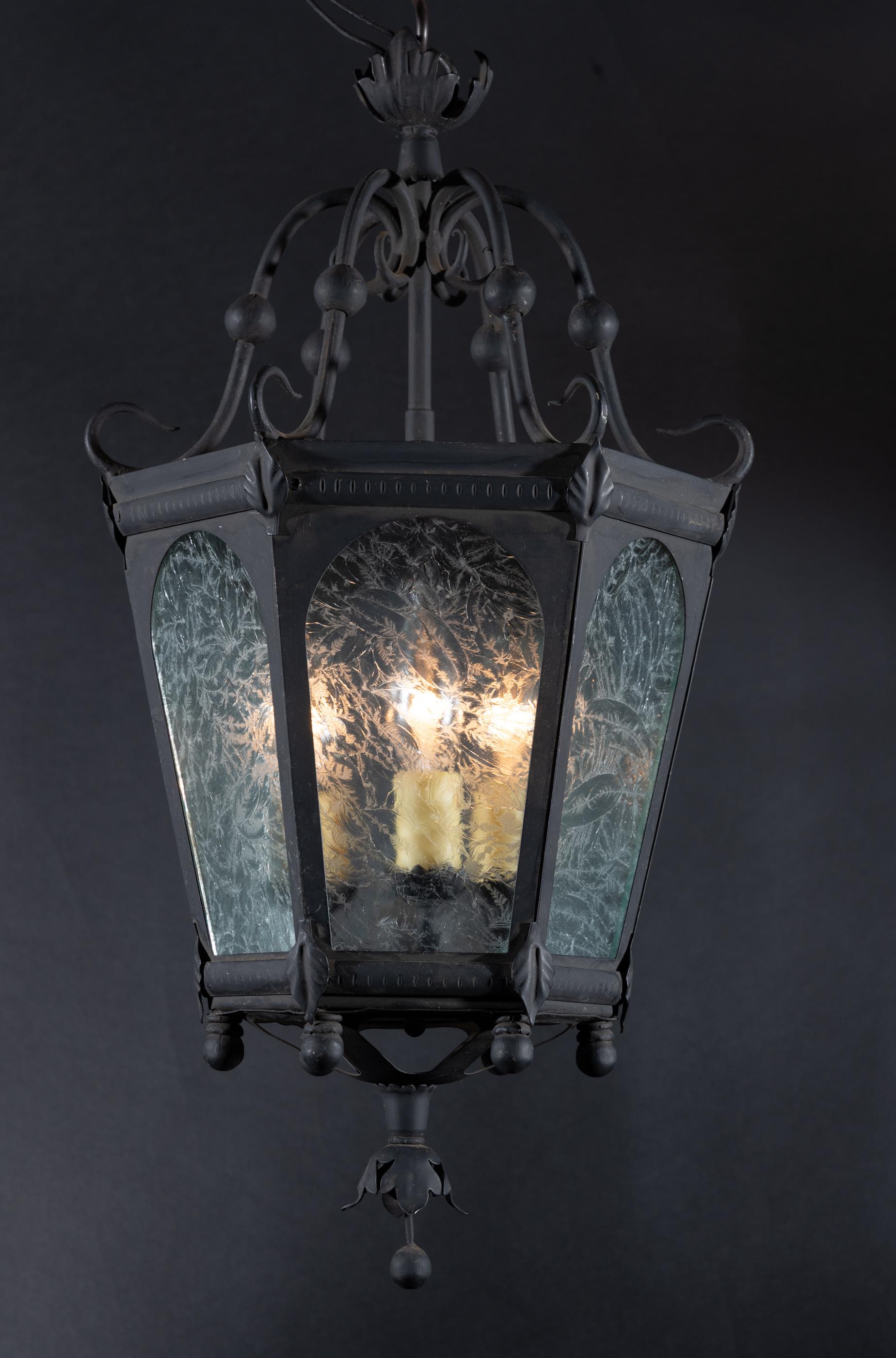 Farol italiano de hierro de mediados del siglo XX con cristal grabado, disponible en pareja Vidrio en venta