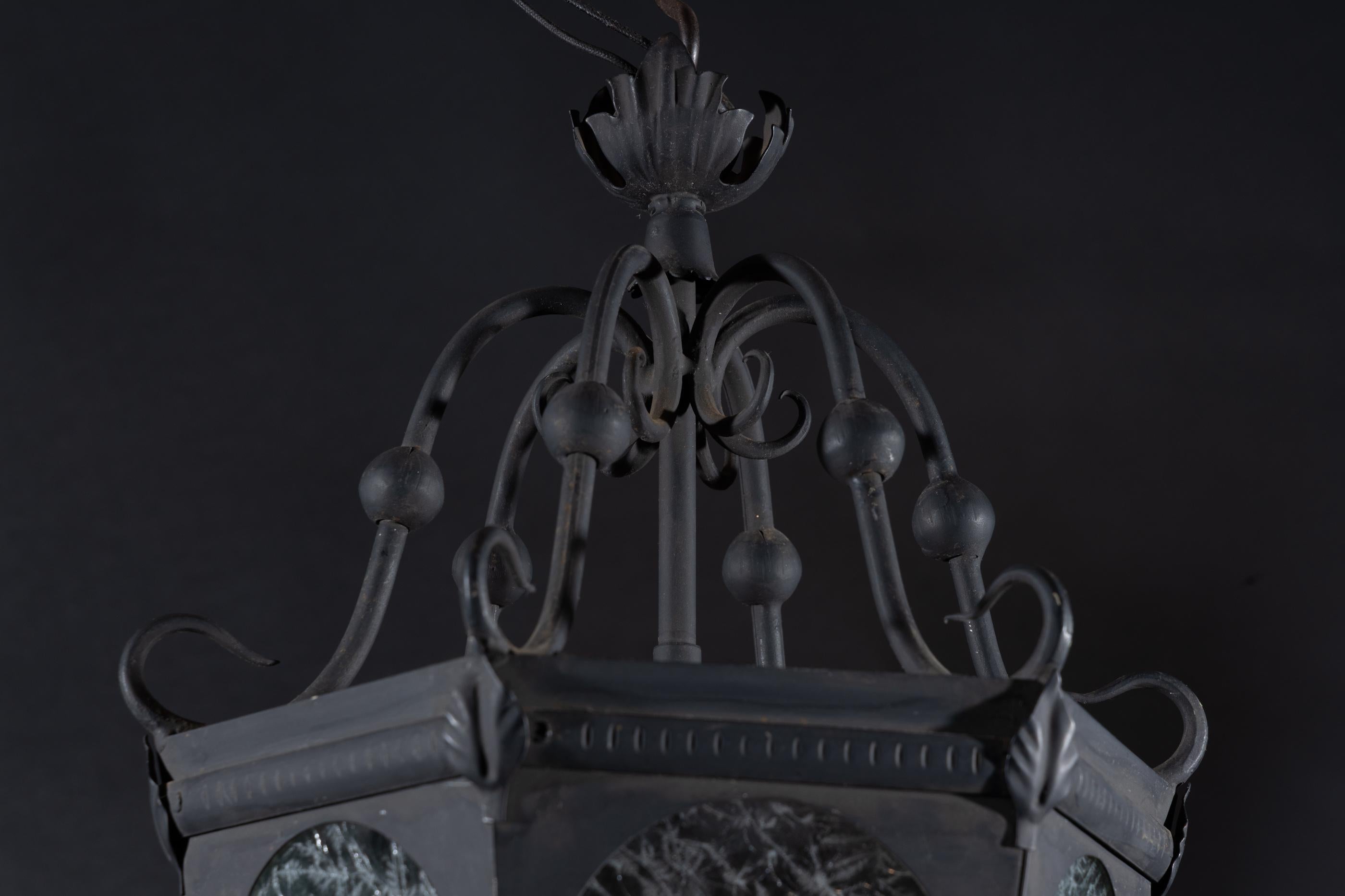 Farol italiano de hierro de mediados del siglo XX con cristal grabado, disponible en pareja en venta 2