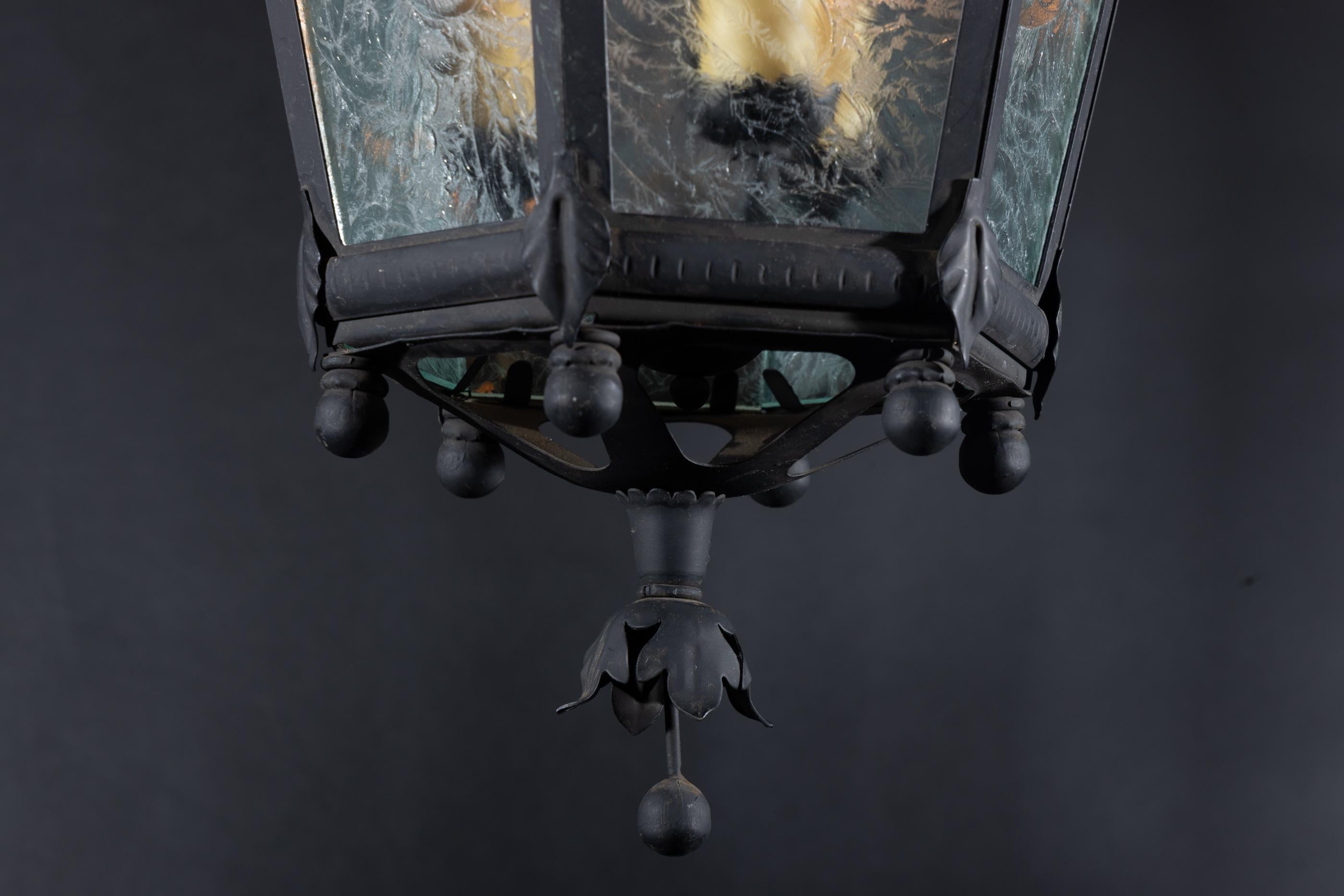 Farol italiano de hierro de mediados del siglo XX con cristal grabado, disponible en pareja en venta 3