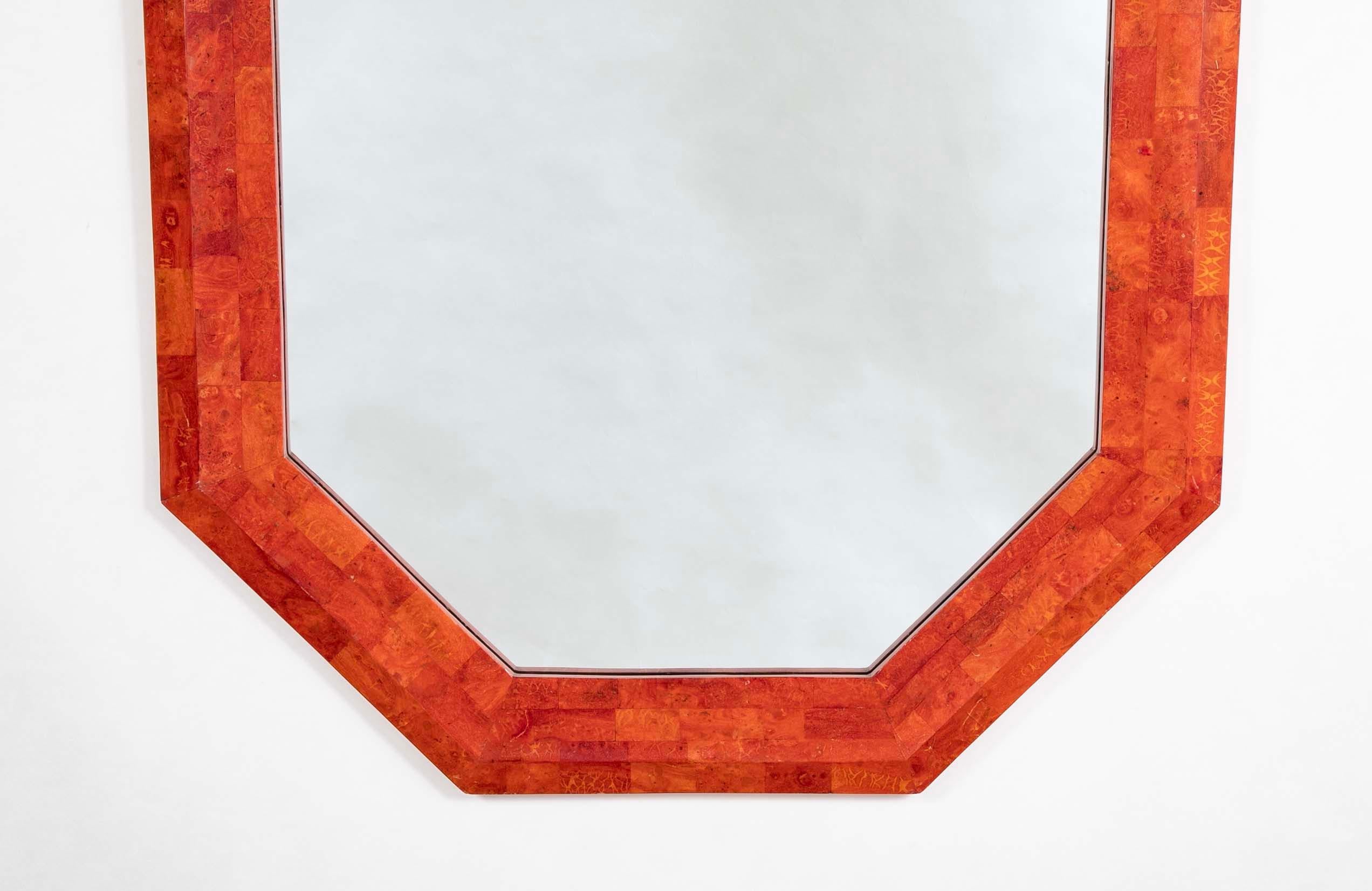 Miroir octogonal italien du milieu du 20e siècle, tessellé et laqué, de couleur corail profond. Une addition étonnante à n'importe quel intérieur. 

40,25 haut 30,5 large 