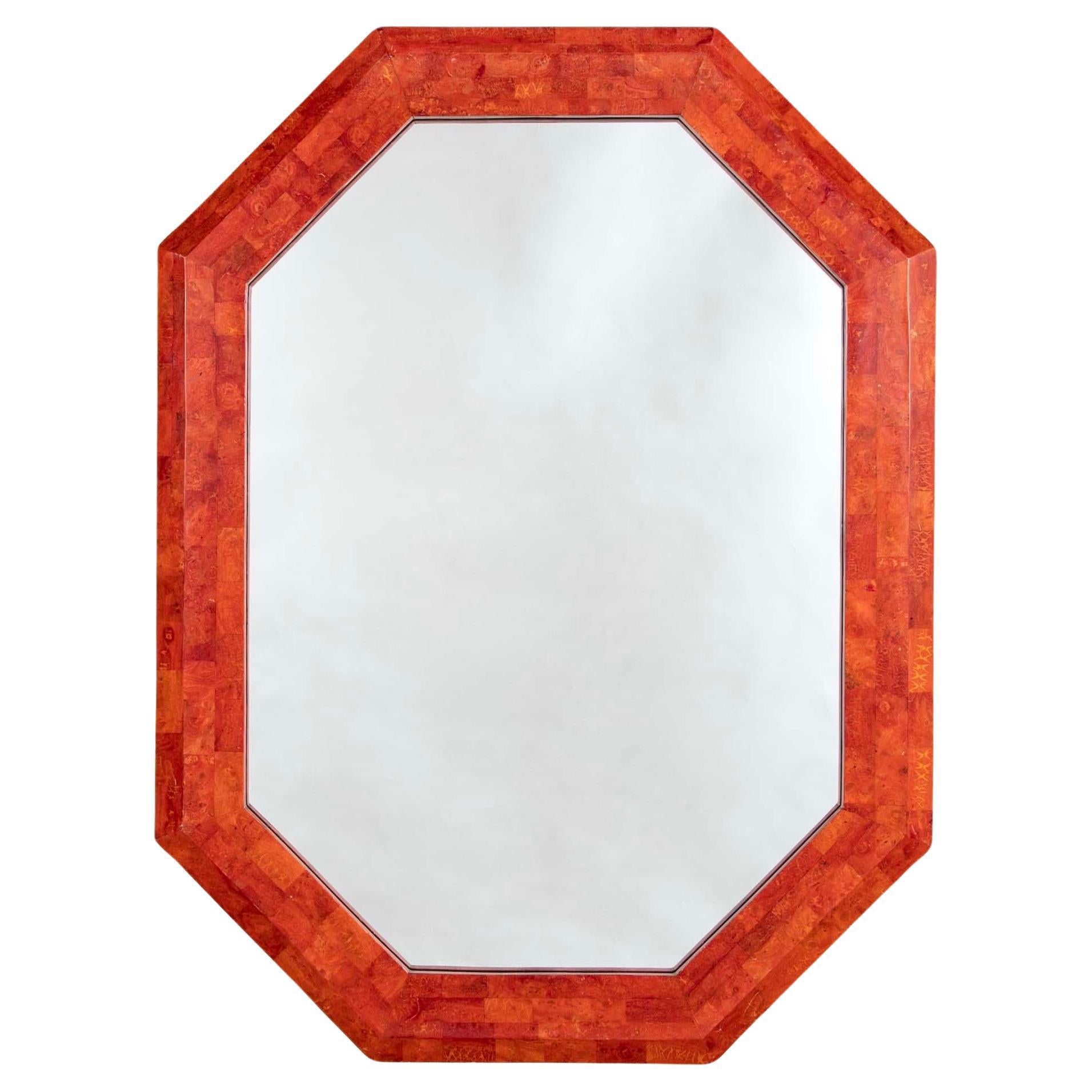 Specchio ottagonale laccato a conchiglia color corallo della metà del XX secolo