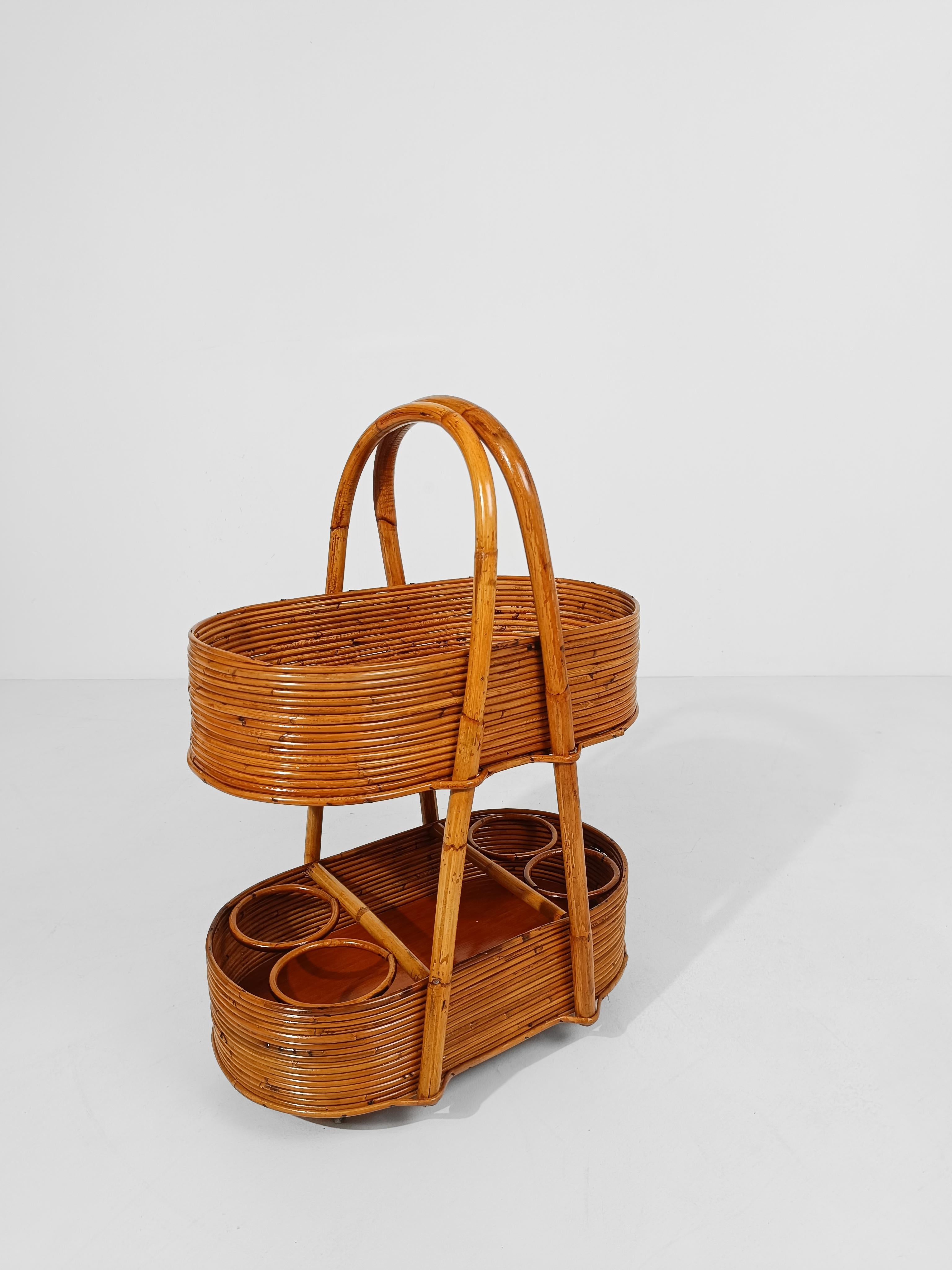 I offer you for sale a Mid 20th Century Modern Bar Cart made in Italy between the 60s and the 70s.
Featuring a sinuous shape, but which remains essential and elegant, without frills such as volutes and curls typical of the Riviera style very popular