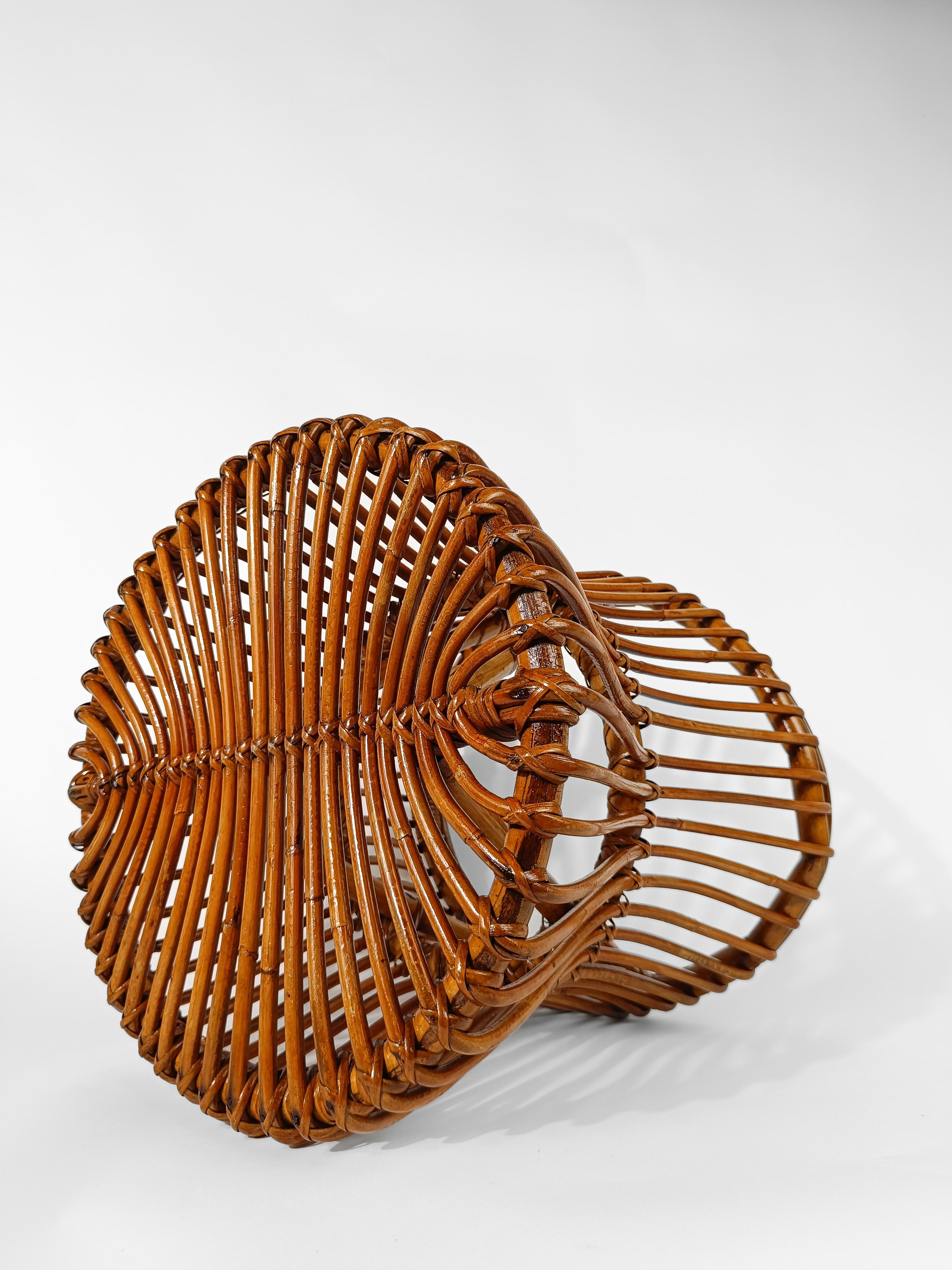 Tabouret ou table d'appoint italien du milieu du XXe siècle en rotin, canne et osier en vente 9