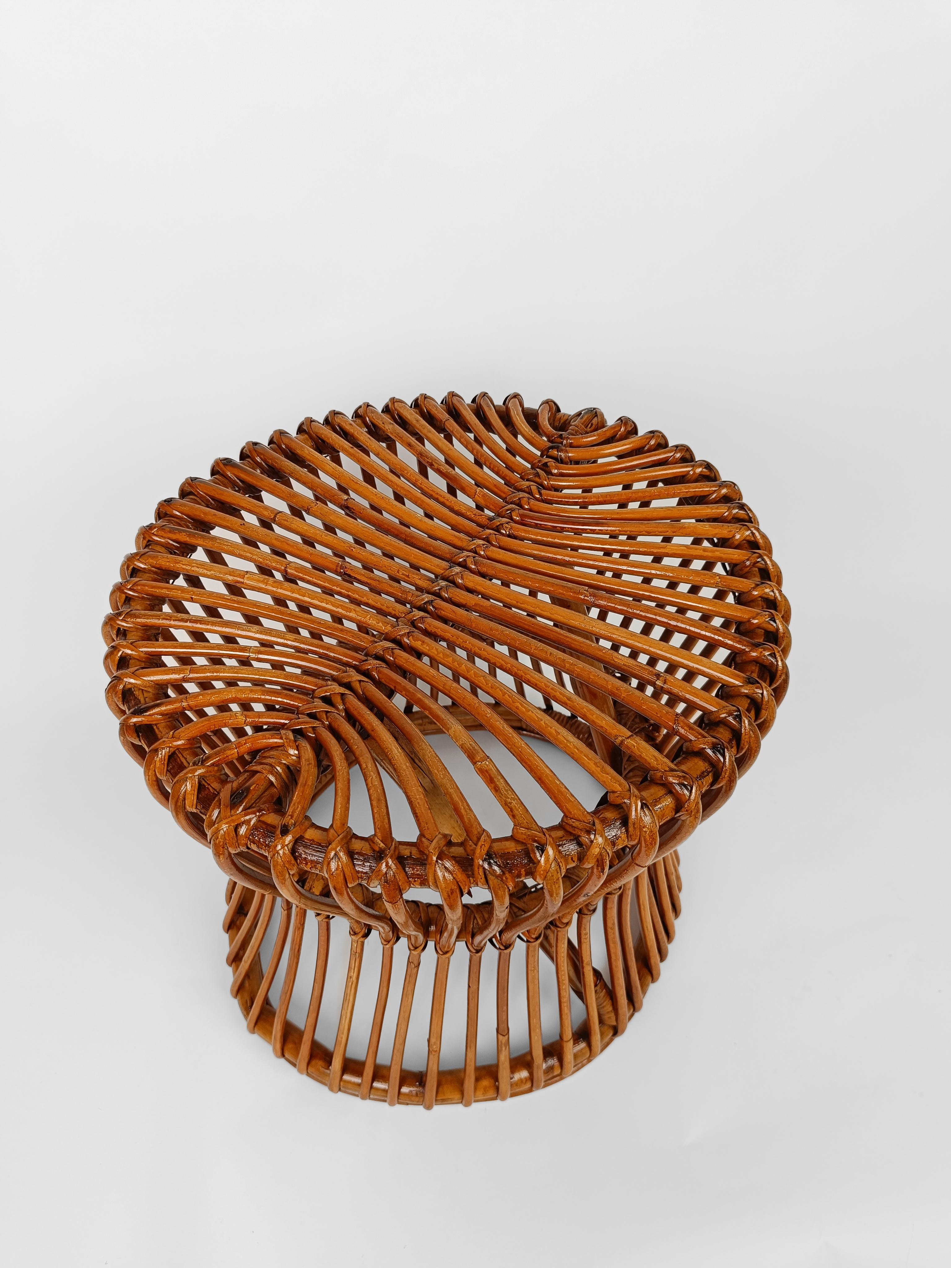Tabouret ou table d'appoint italien du milieu du XXe siècle en rotin, canne et osier en vente 11