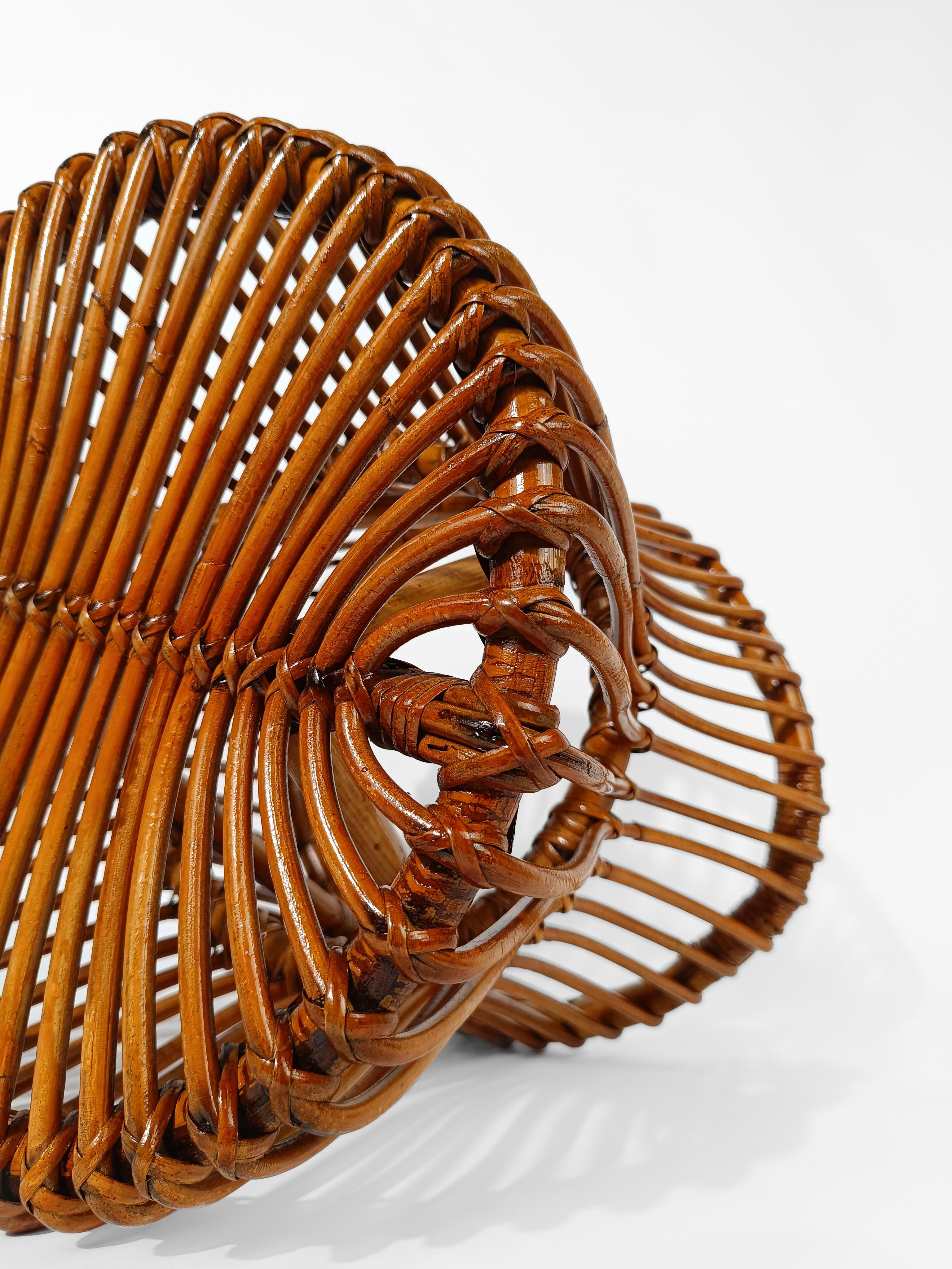 Fabriqué en Italie au milieu du 20e siècle moderne, l'article que nous proposons à la vente est adapté à de multiples usages : Tabouret, Table d'appoint ou bouffée... à vous de décider quelle fonction lui donner, mais nous sommes sûrs que le glamour
