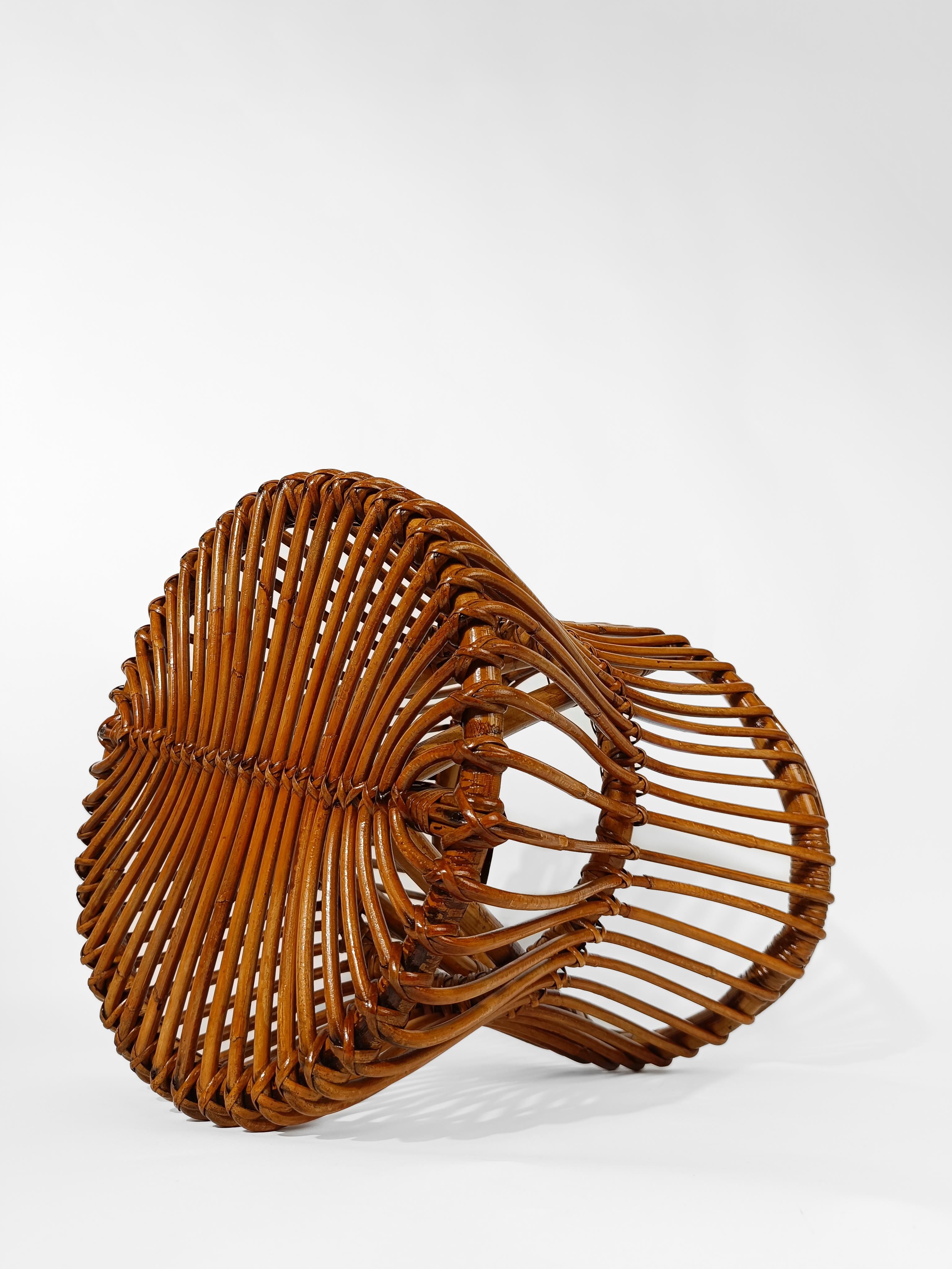 Mid-Century Modern Tabouret ou table d'appoint italien du milieu du XXe siècle en rotin, canne et osier en vente