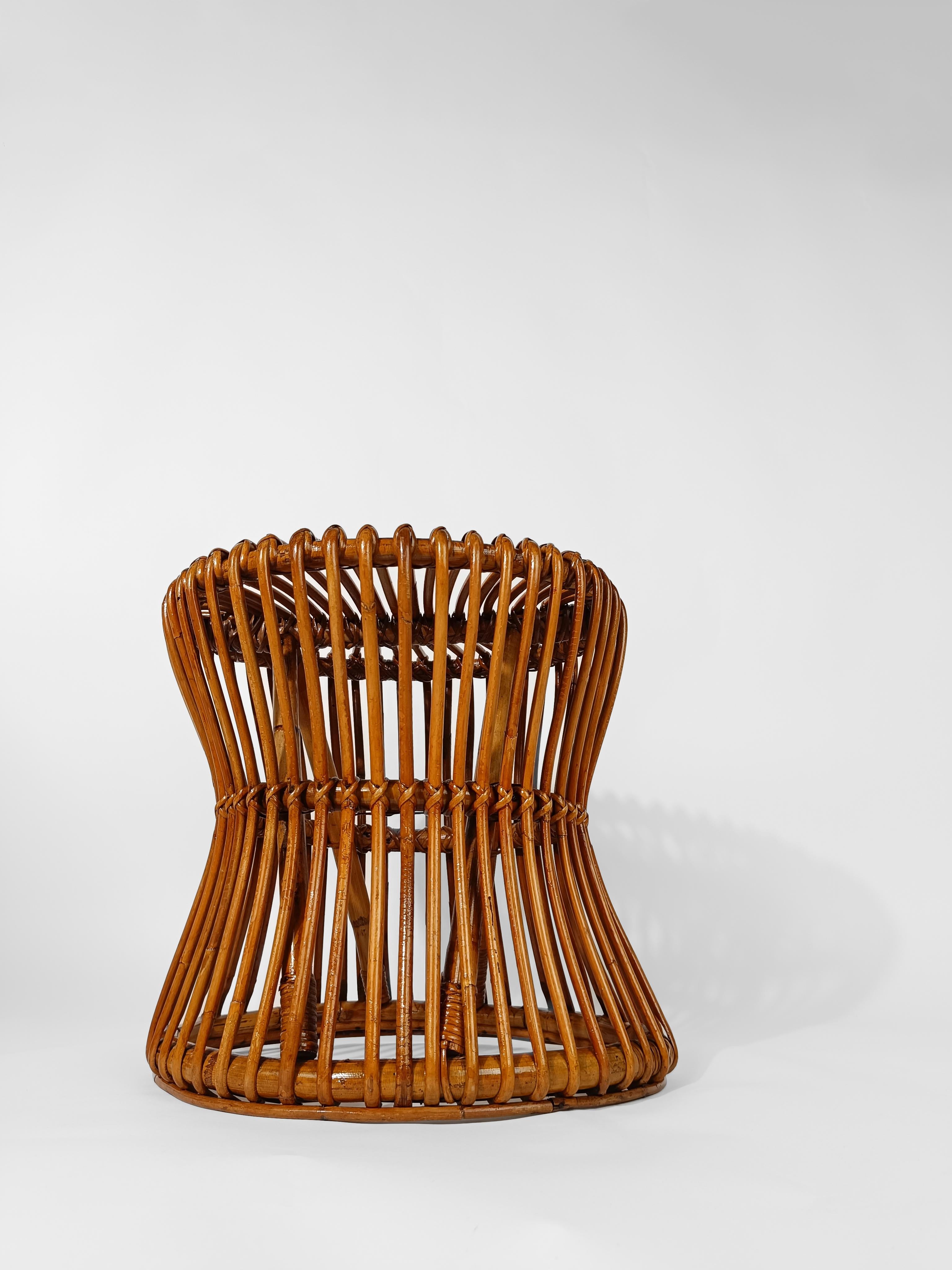 Fait main Tabouret ou table d'appoint italien du milieu du XXe siècle en rotin, canne et osier en vente