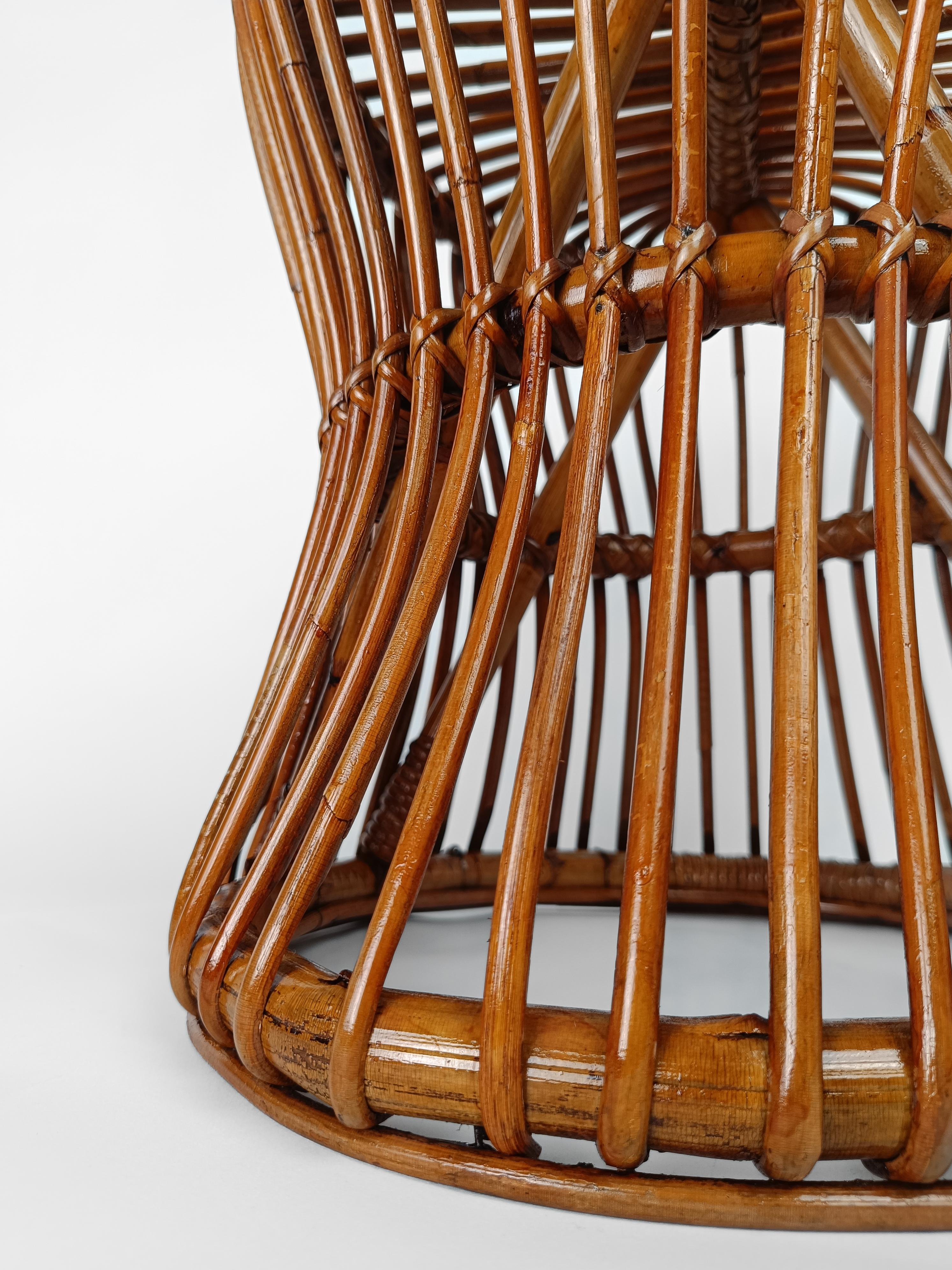 20ième siècle Tabouret ou table d'appoint italien du milieu du XXe siècle en rotin, canne et osier en vente
