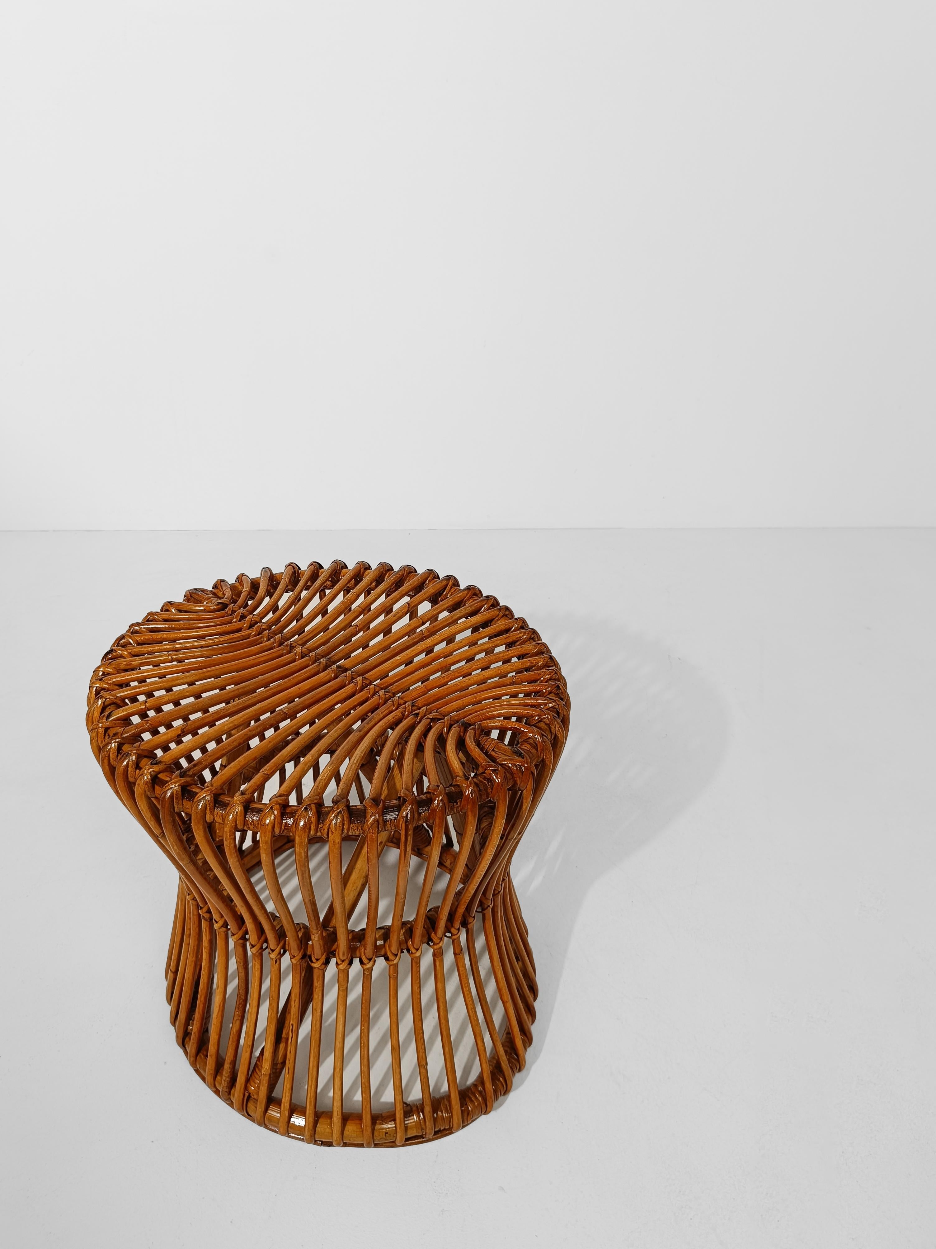 Tabouret ou table d'appoint italien du milieu du XXe siècle en rotin, canne et osier en vente 2