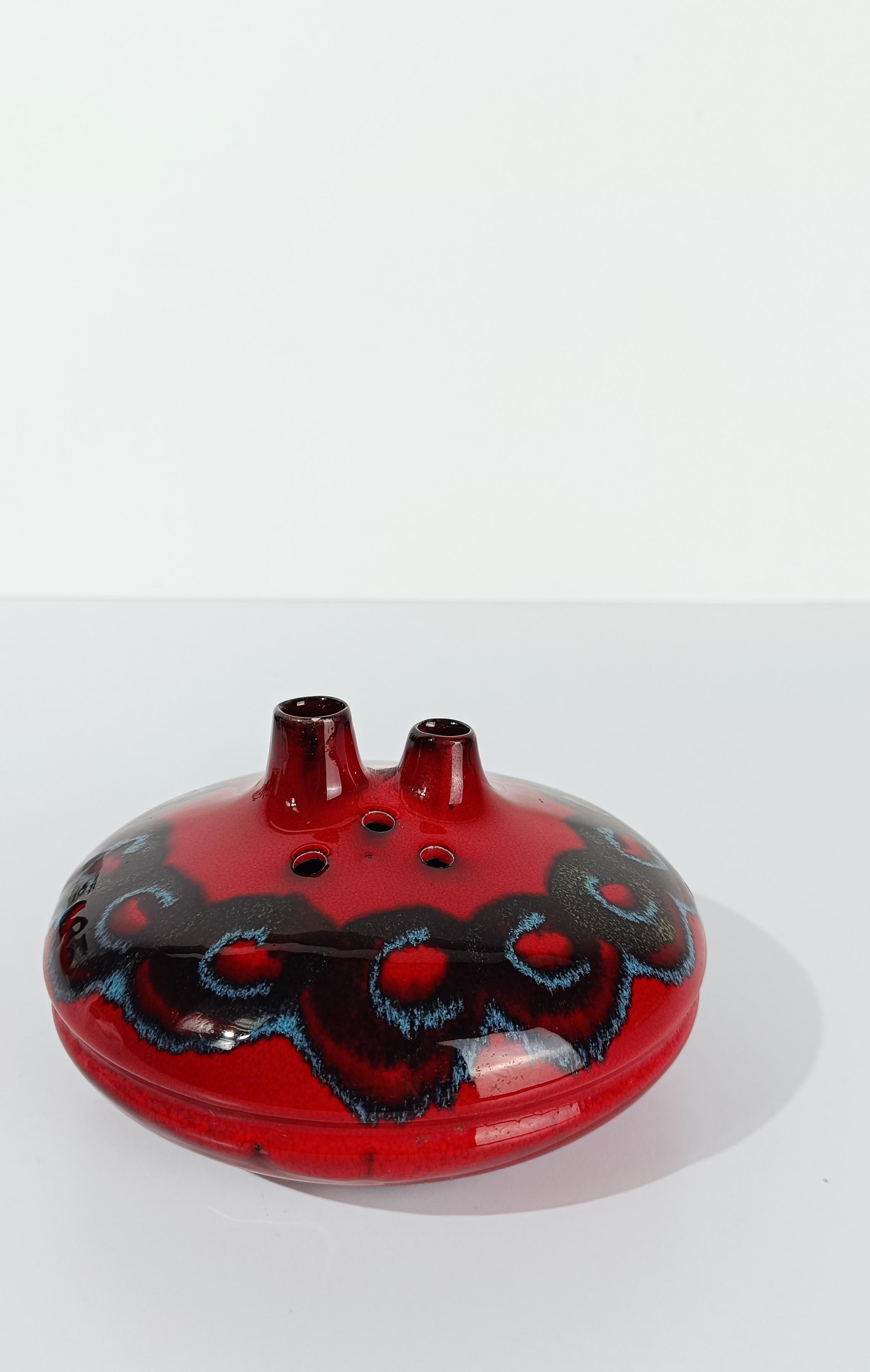 Vase italien du milieu du 20e siècle Modernity, fait à la main en céramique émaillée rouge, années 60 en vente 3