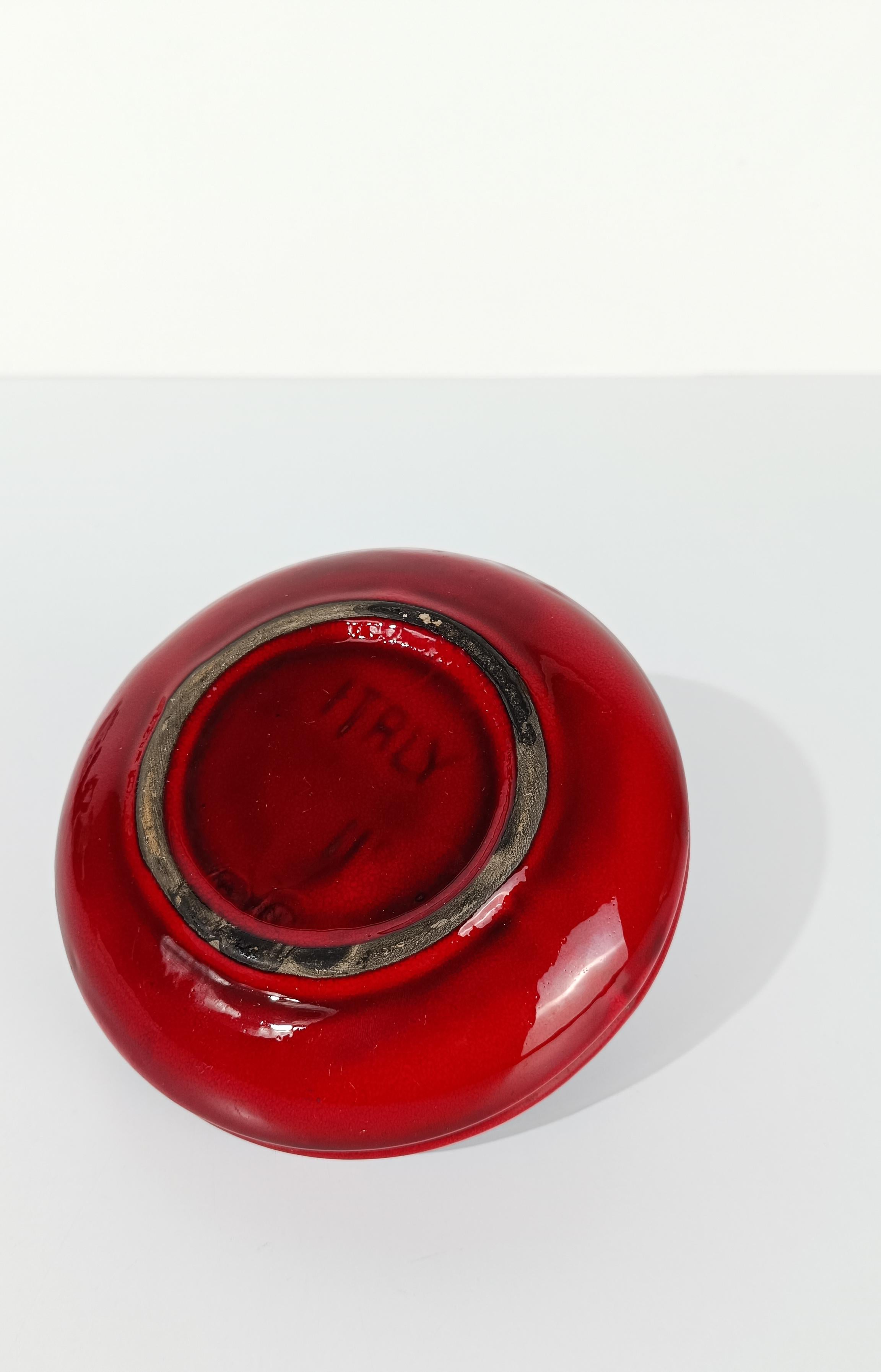 Vase italien du milieu du 20e siècle Modernity, fait à la main en céramique émaillée rouge, années 60 en vente 5