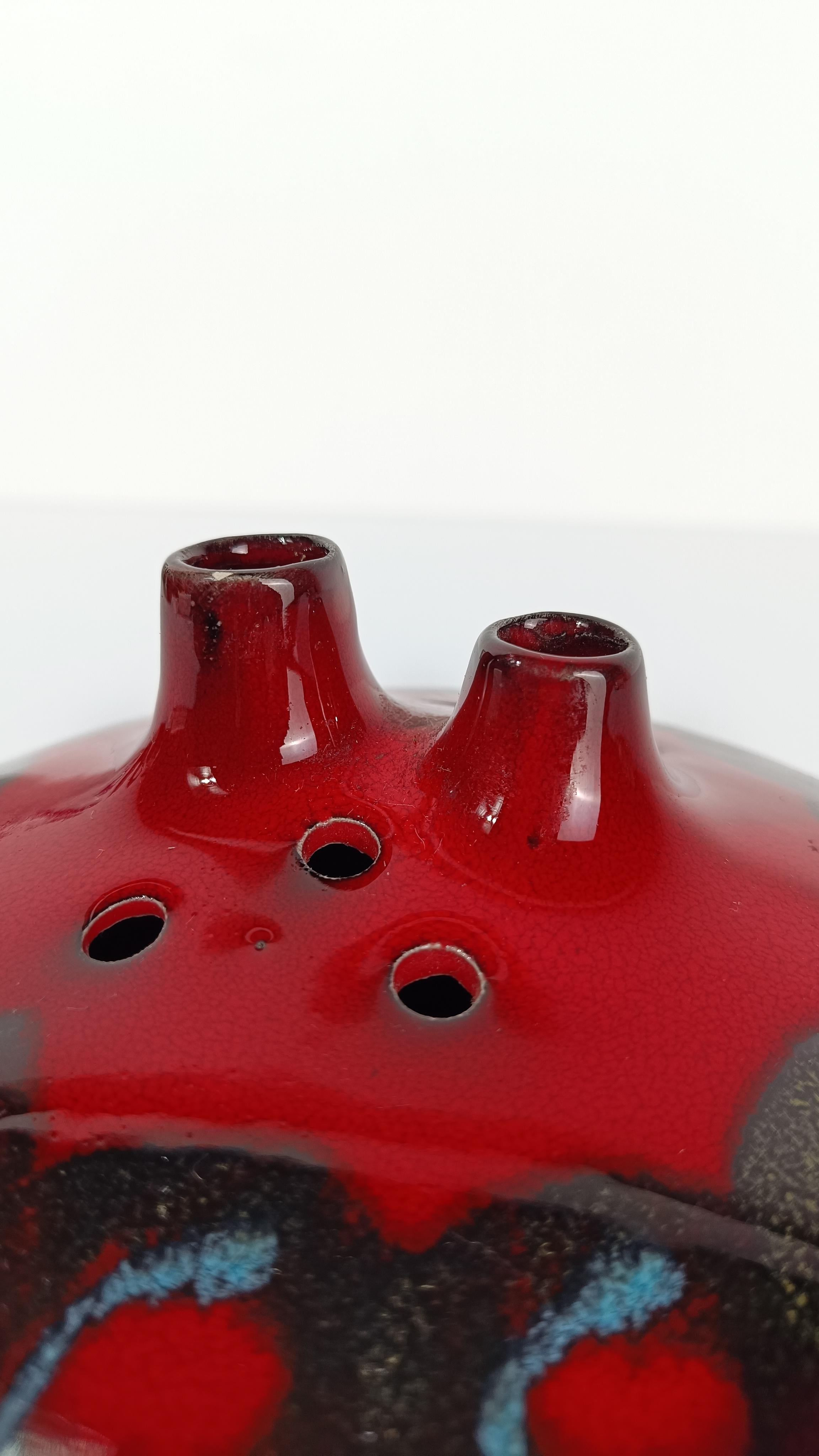 Nous proposons à la vente un splendide vase fabriqué en Italie, comme l'atteste la signature à la base, entre les années 60 et 70.
Réalisé par un fabricant inconnu, ce vase vintage présente une forme sculpturale inhabituelle, caractérisée par deux