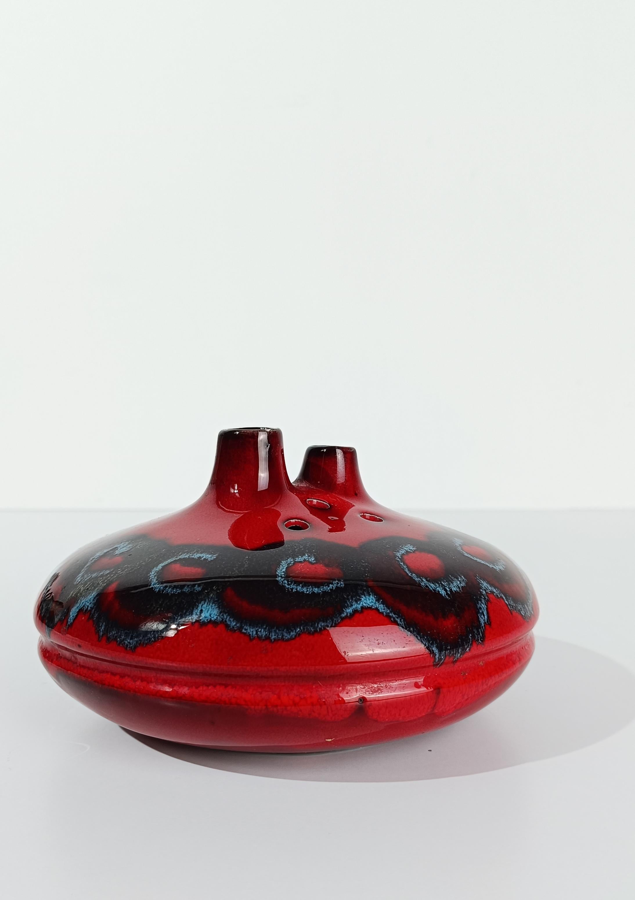 Vase italien du milieu du 20e siècle Modernity, fait à la main en céramique émaillée rouge, années 60 en vente 1