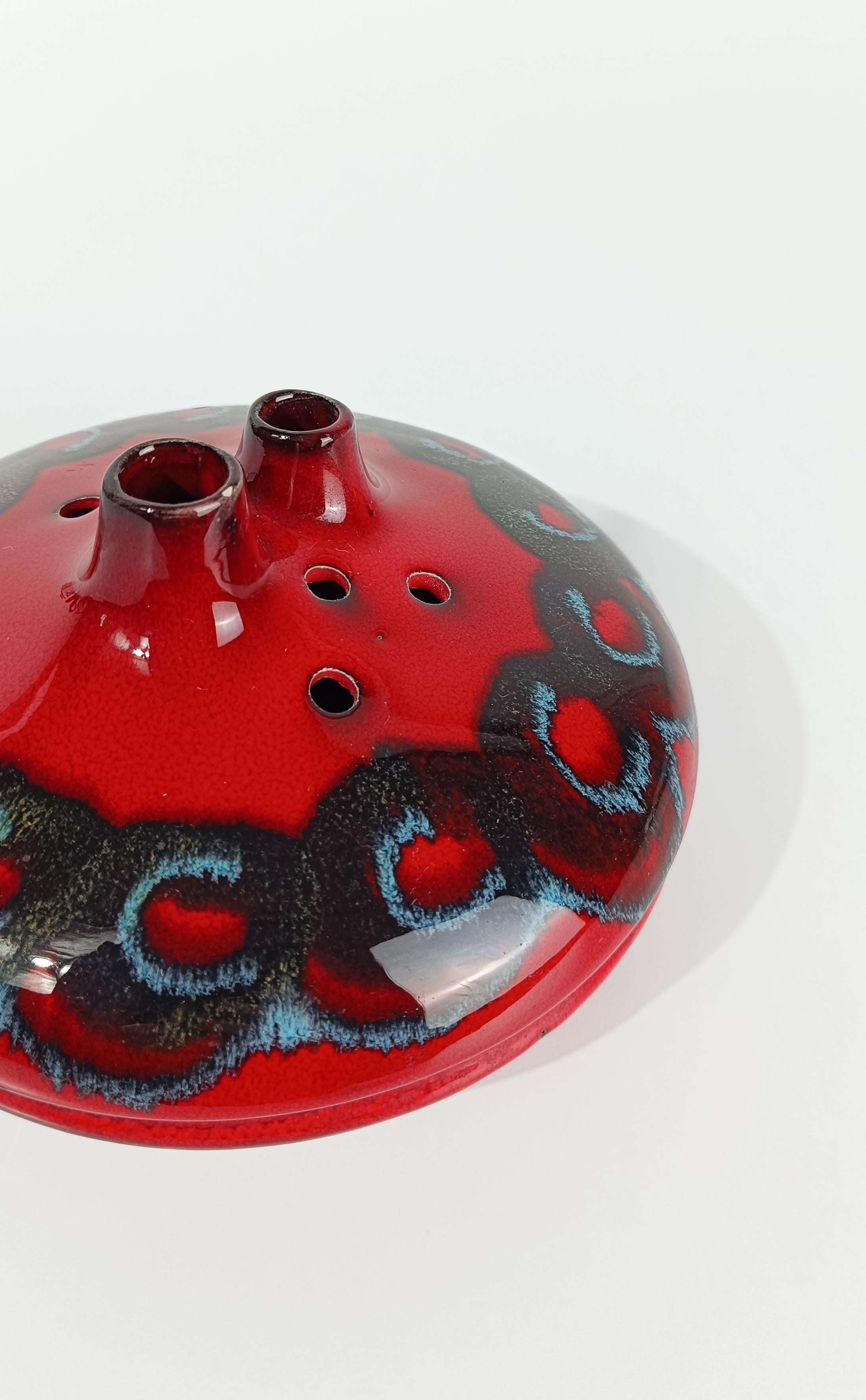 Vase italien du milieu du 20e siècle Modernity, fait à la main en céramique émaillée rouge, années 60 en vente 2