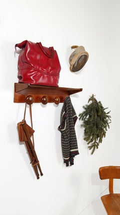 Perchero de pared y perchero de madera modernos italianos de mediados del siglo XX by Fraber