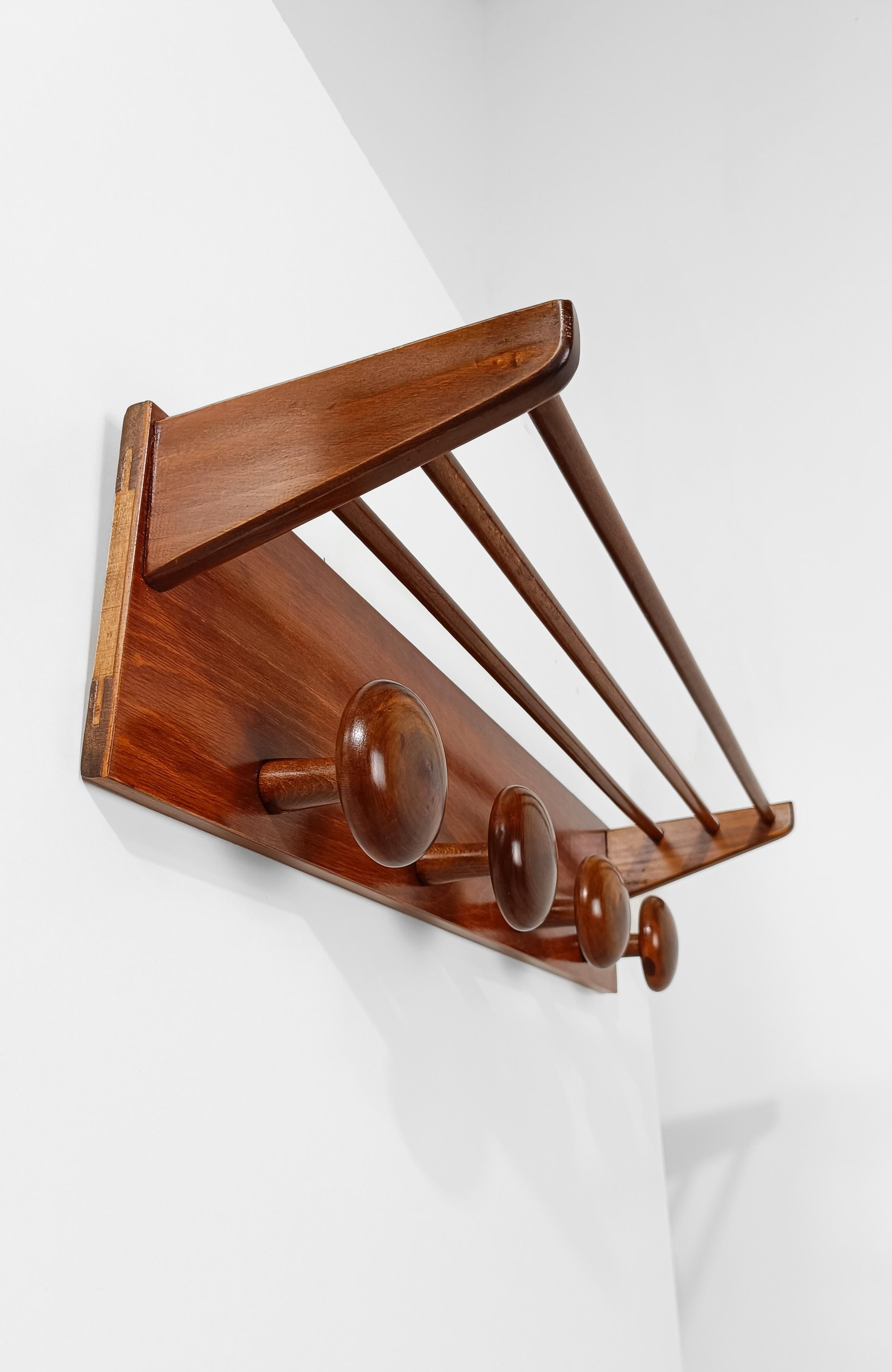 Perchero de pared y perchero de madera modernos italianos de mediados del siglo XX by Fraber Castaño en venta