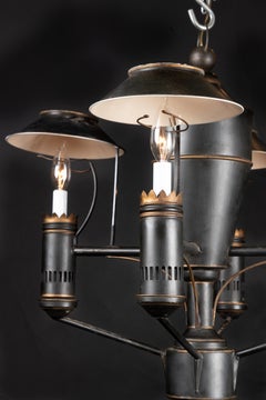 Lampadario italiano della metà del XX secolo dipinto in nero e foglia d'oro su tole