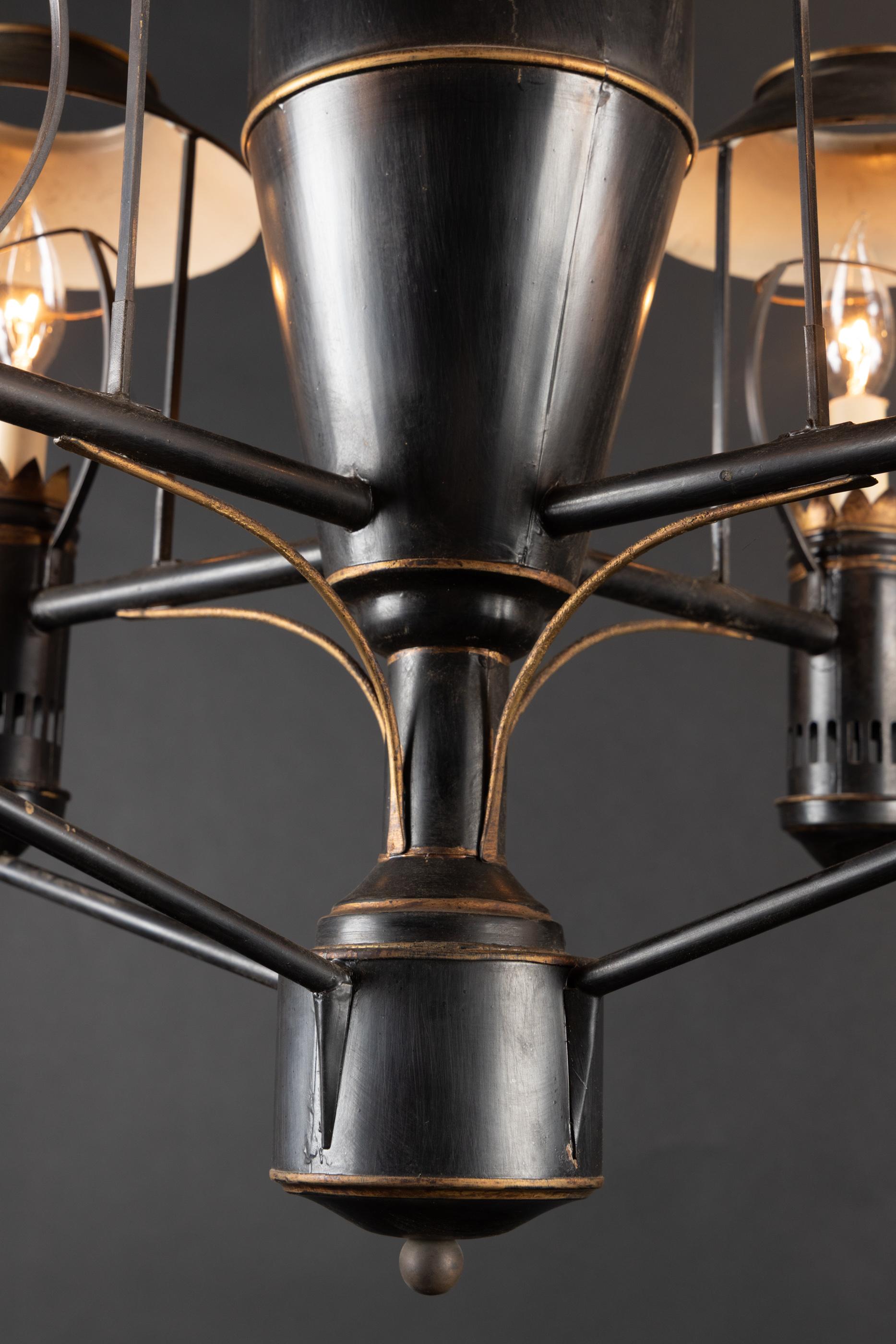 Italiano Lampadario italiano della metà del XX secolo dipinto in nero e foglia d'oro su tole in vendita