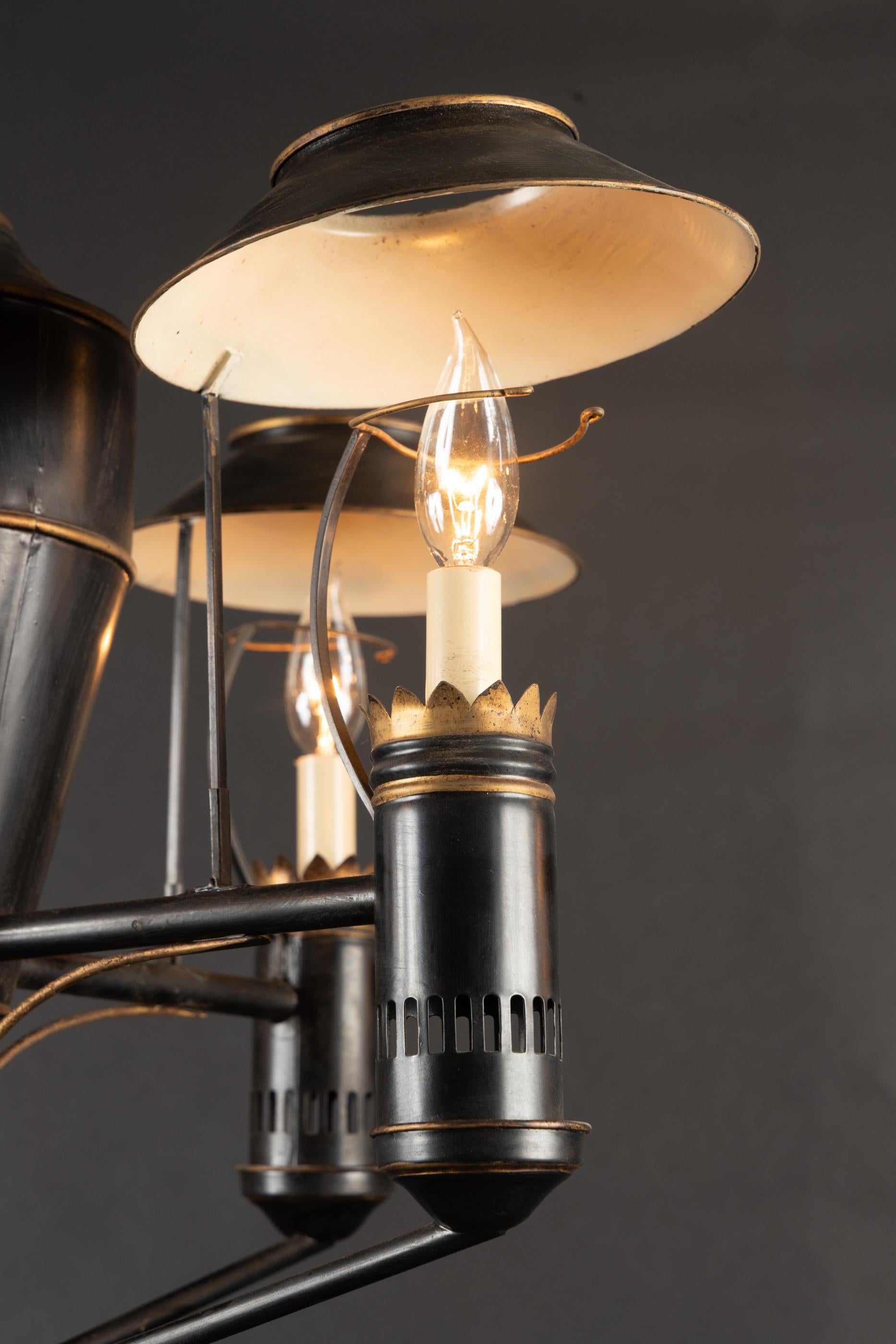 Lampadario italiano della metà del XX secolo dipinto in nero e foglia d'oro su tole In condizioni buone in vendita a New Orleans, LA