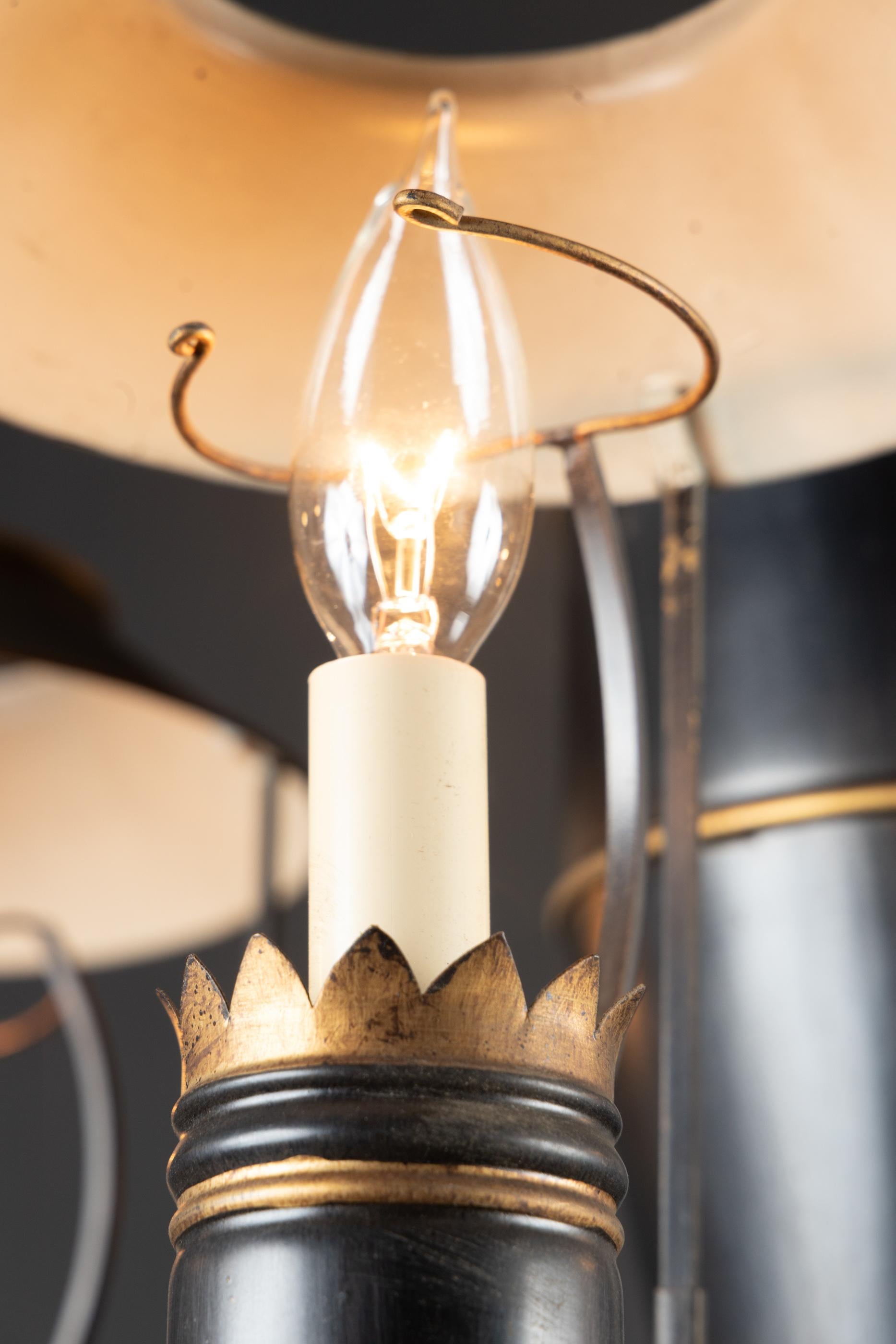 Stagno Lampadario italiano della metà del XX secolo dipinto in nero e foglia d'oro su tole in vendita