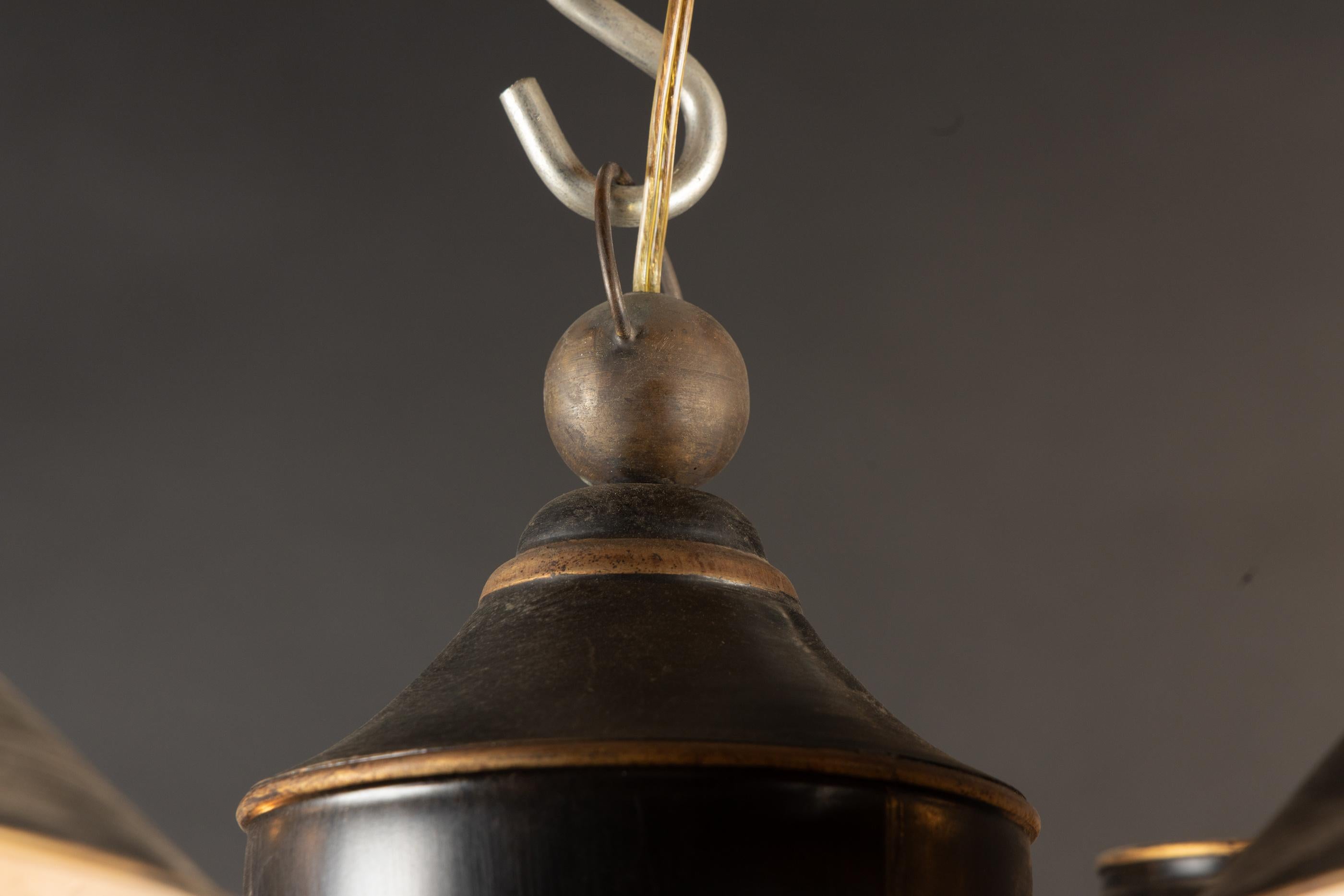 Lampadario italiano della metà del XX secolo dipinto in nero e foglia d'oro su tole in vendita 1