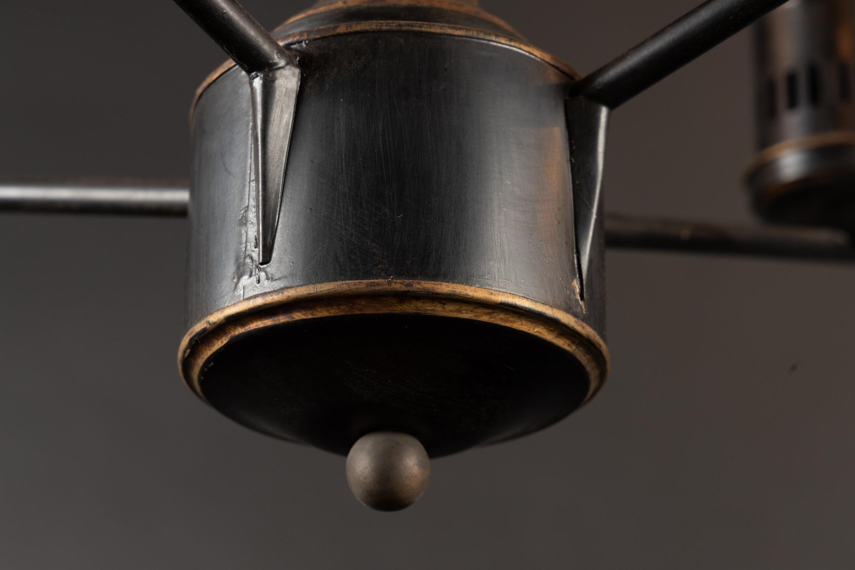 Lampadario italiano della metà del XX secolo dipinto in nero e foglia d'oro su tole in vendita 2