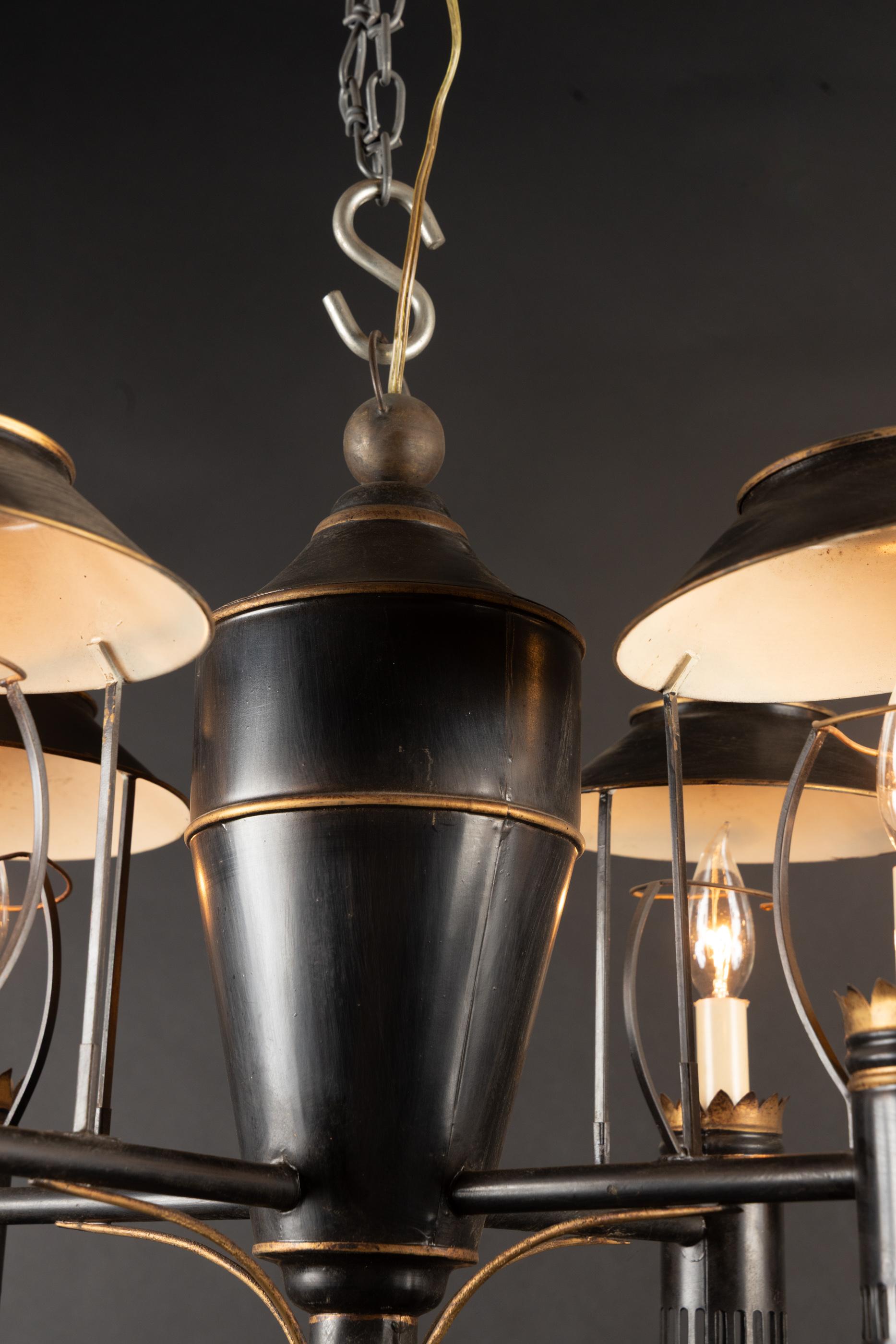 Lampadario italiano della metà del XX secolo dipinto in nero e foglia d'oro su tole in vendita 3