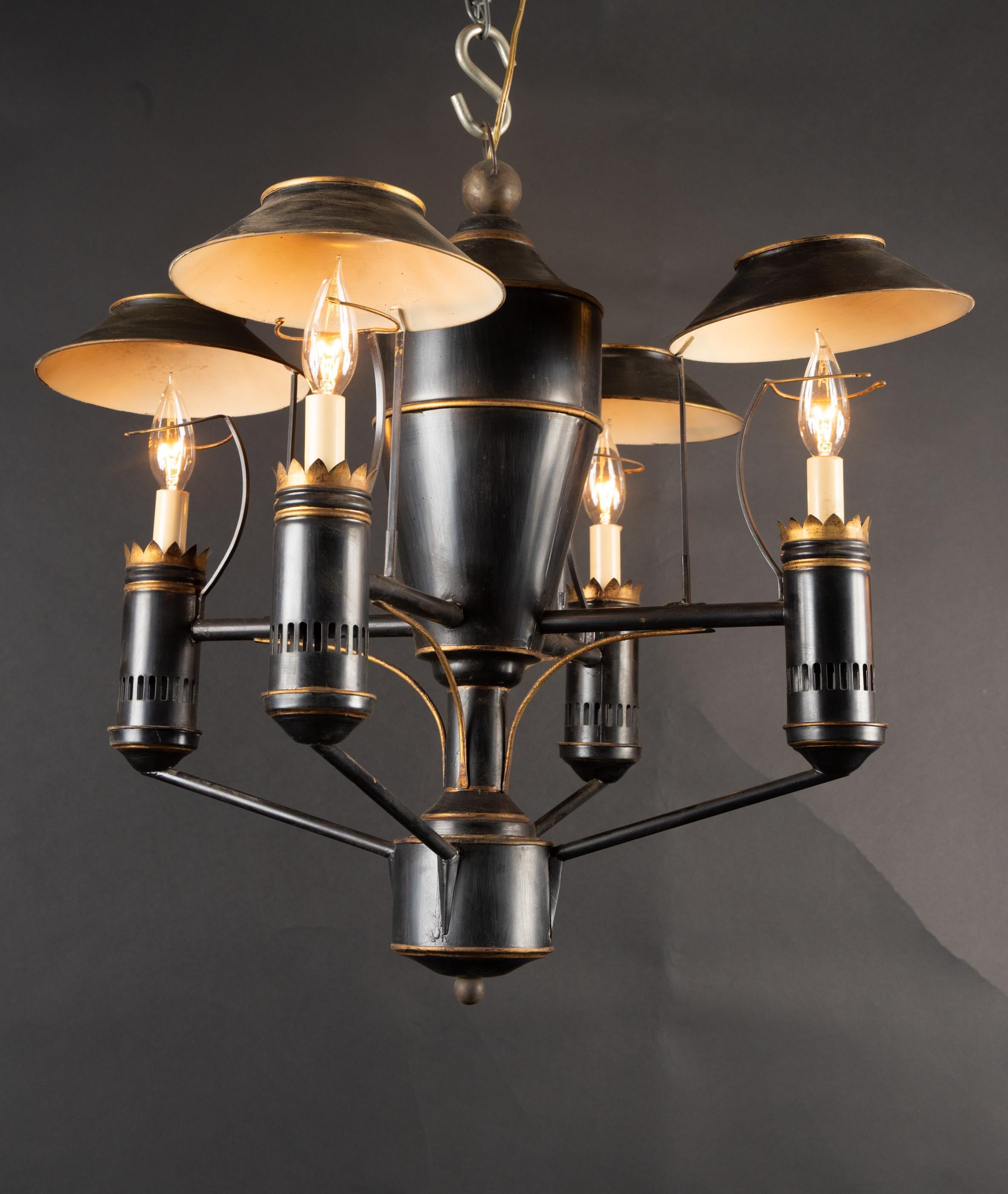 Lampadario italiano della metà del XX secolo dipinto in nero e foglia d'oro su tole in vendita 4