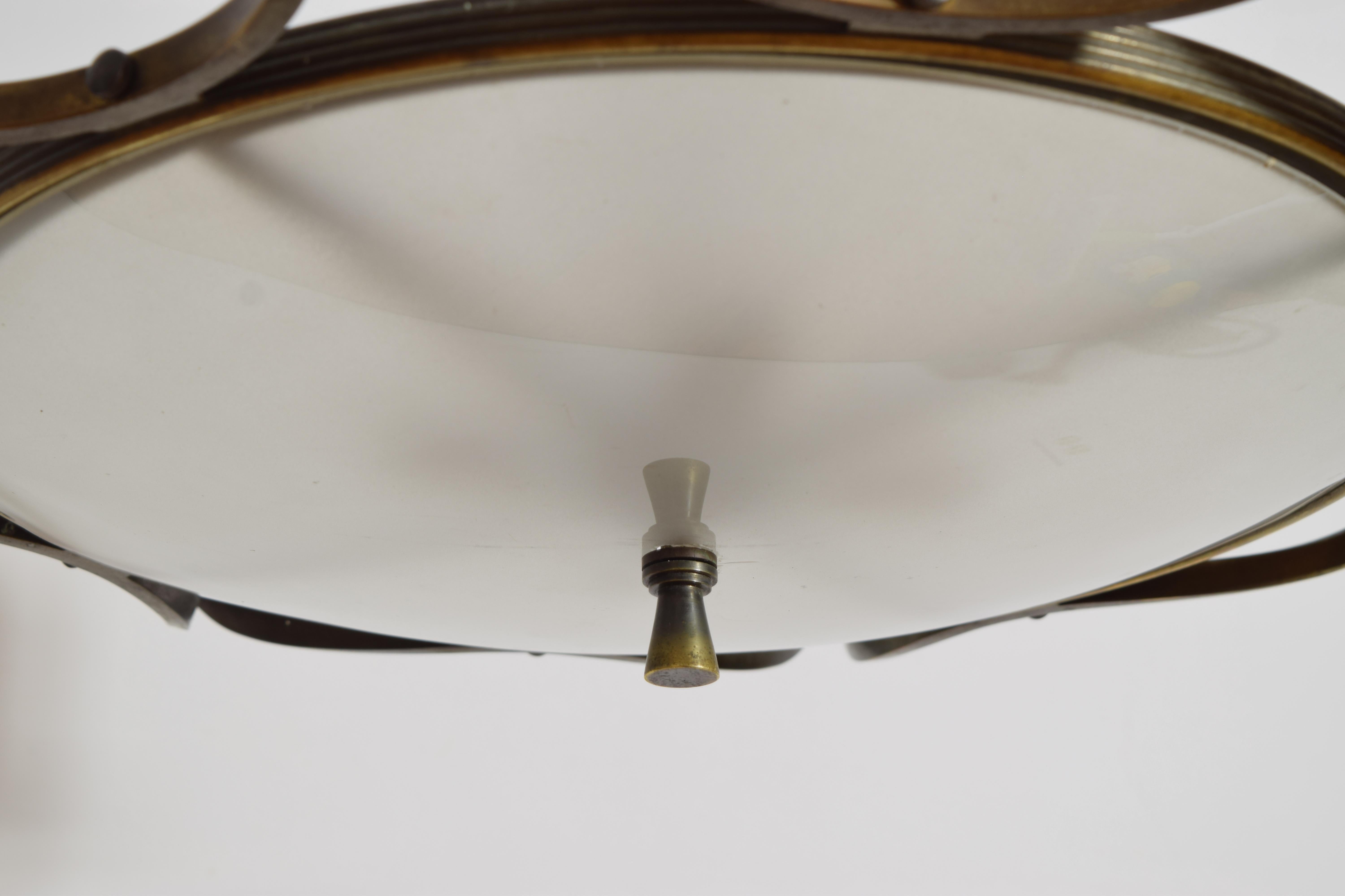 Italiana, Mediados del siglo XX, Lámpara de araña de 12 luces con cúpula de latón patinado y cristal en venta 4