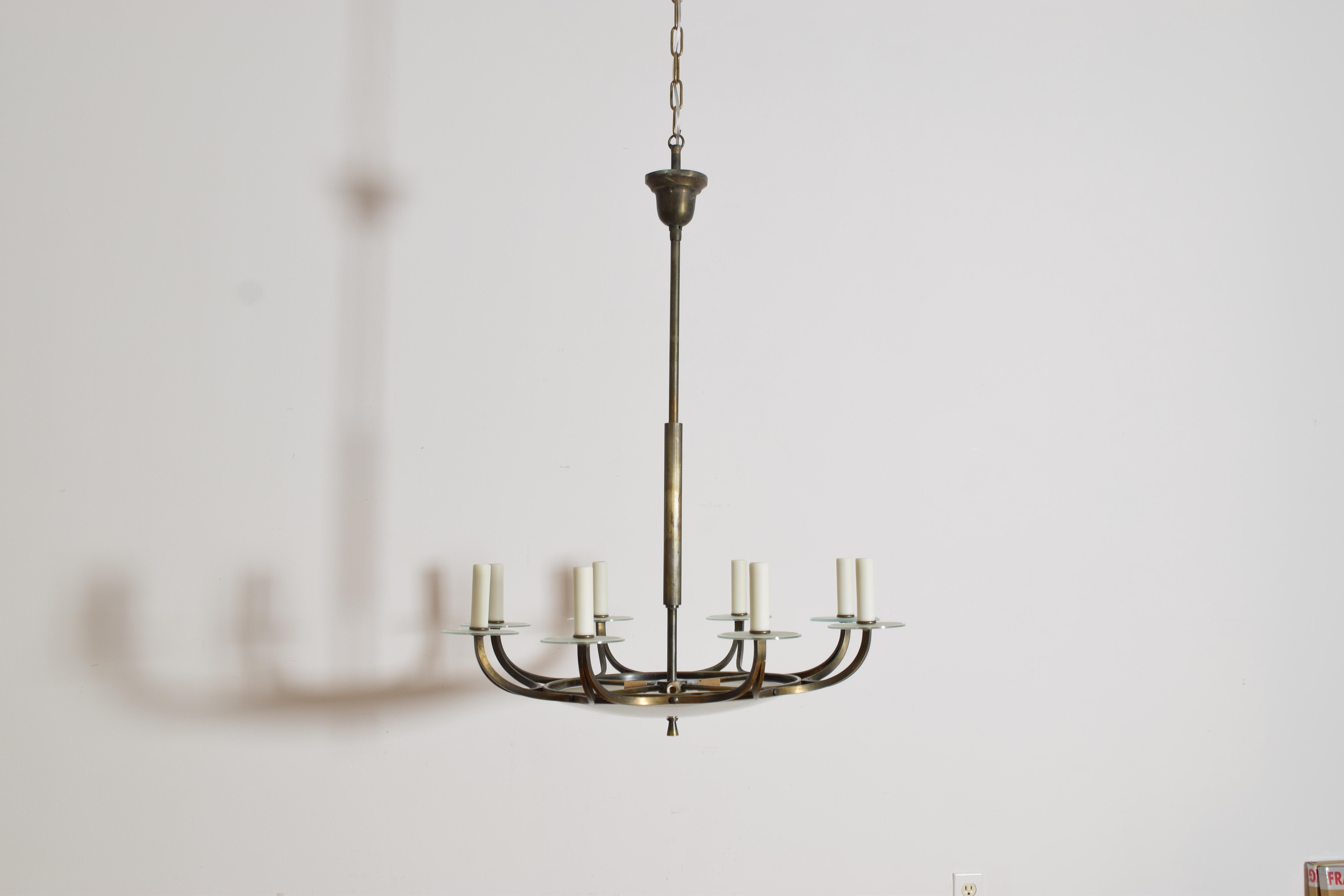 Italiana, Mediados del siglo XX, Lámpara de araña de 12 luces con cúpula de latón patinado y cristal Moderno de mediados de siglo en venta