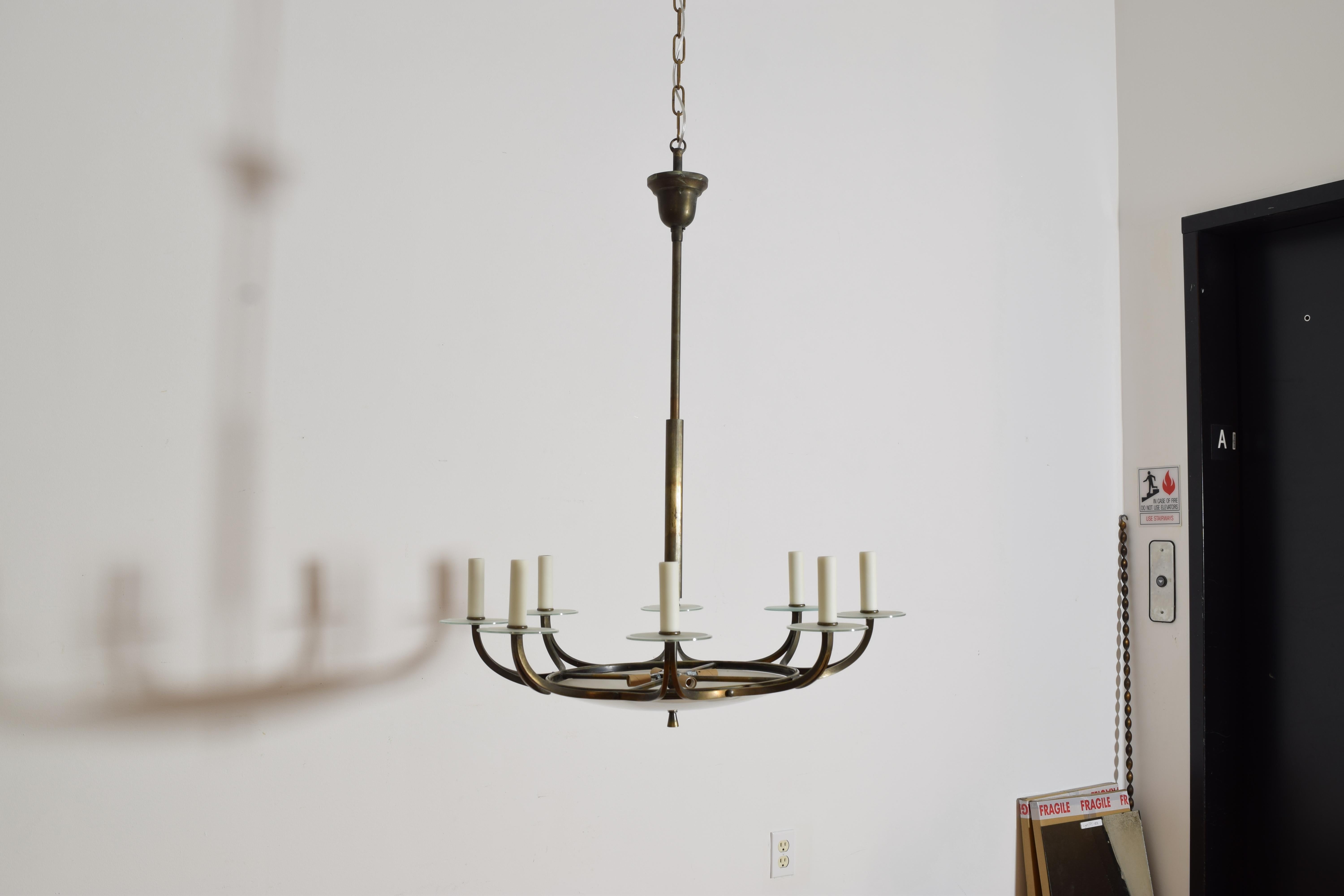 Italiana, Mediados del siglo XX, Lámpara de araña de 12 luces con cúpula de latón patinado y cristal Italiano en venta