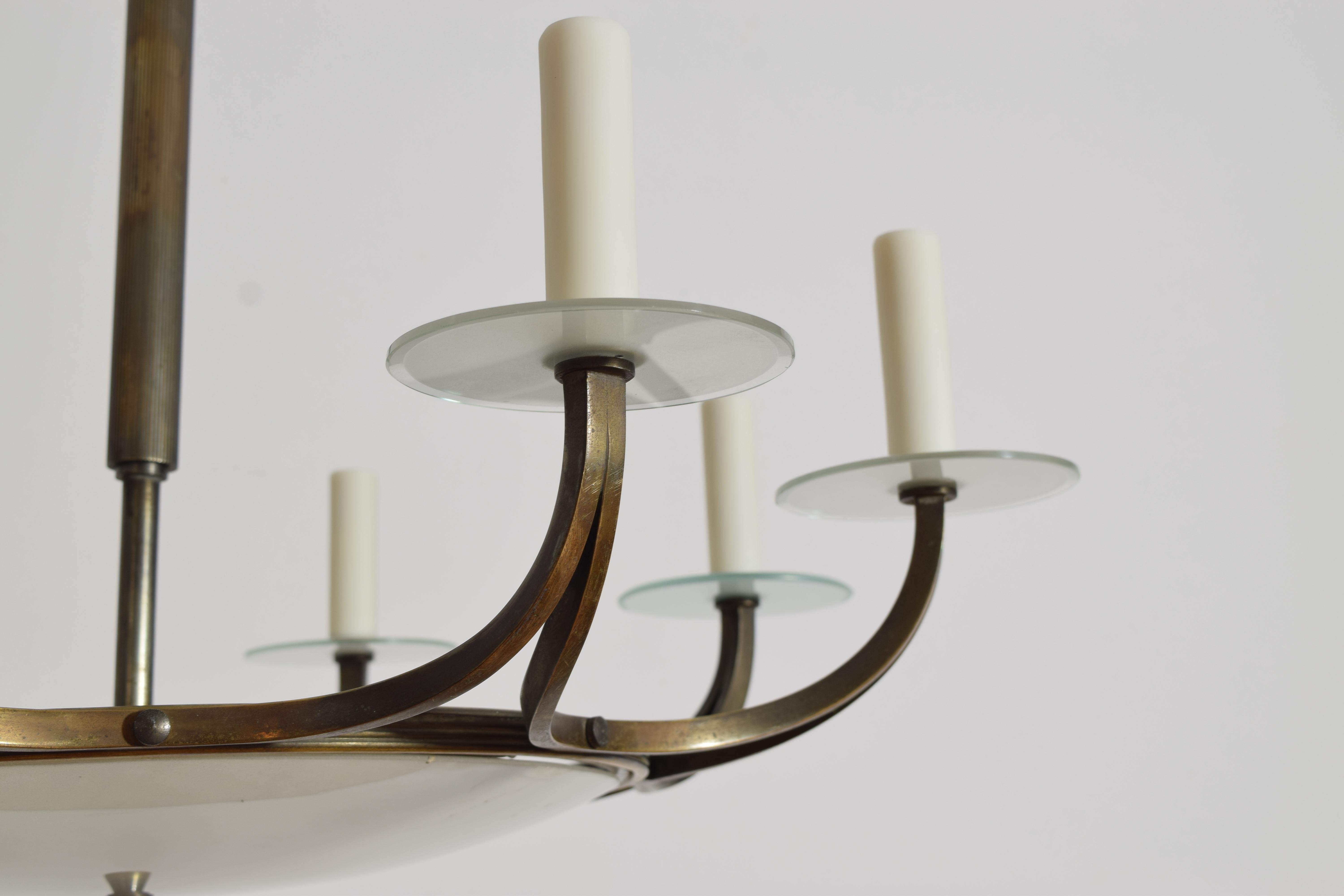 Italiana, Mediados del siglo XX, Lámpara de araña de 12 luces con cúpula de latón patinado y cristal en venta 3