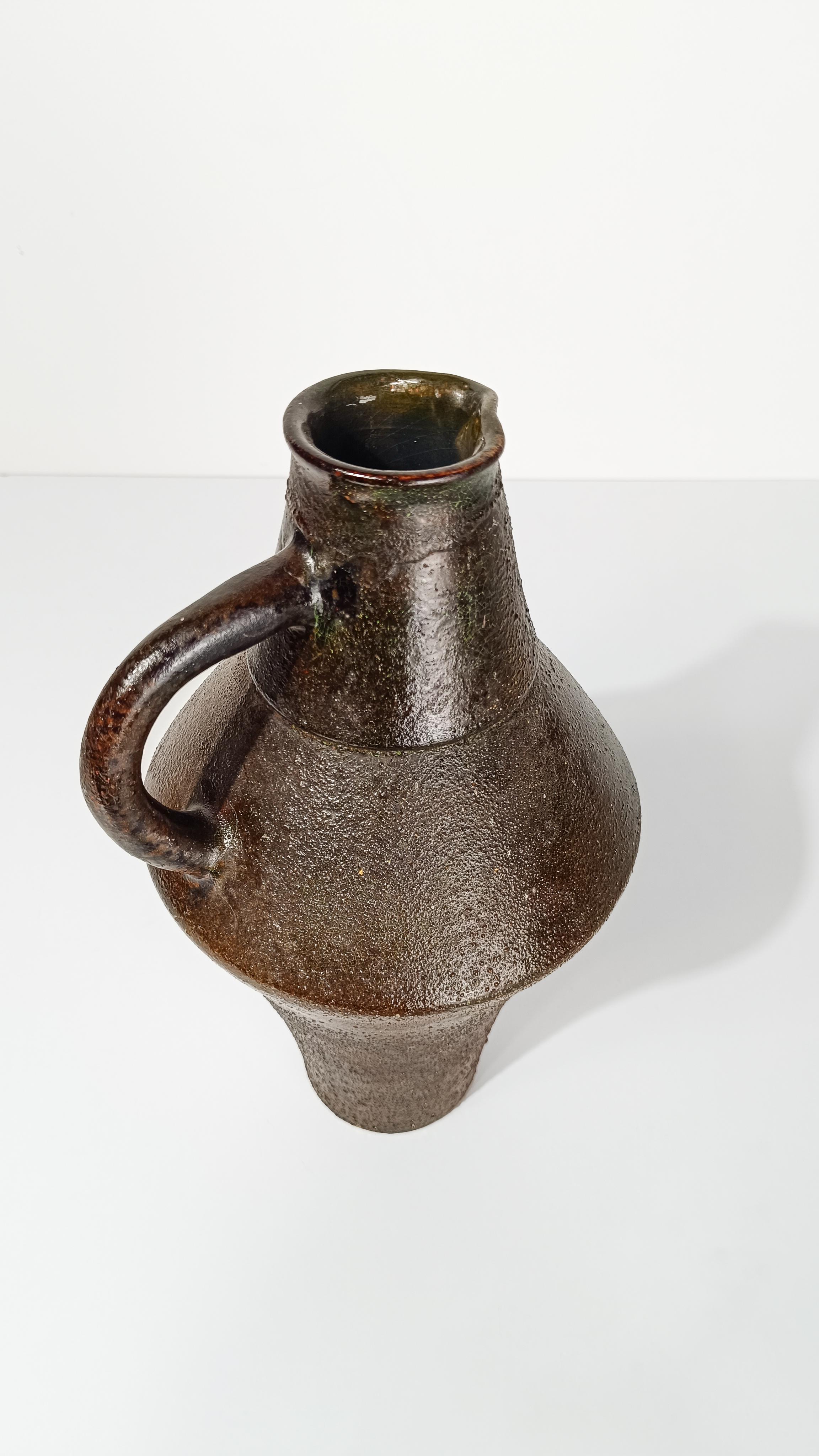 Caraffa/vaso in ceramica strutturata della metà del XX secolo in stile primitivo, anni 60 in vendita 4