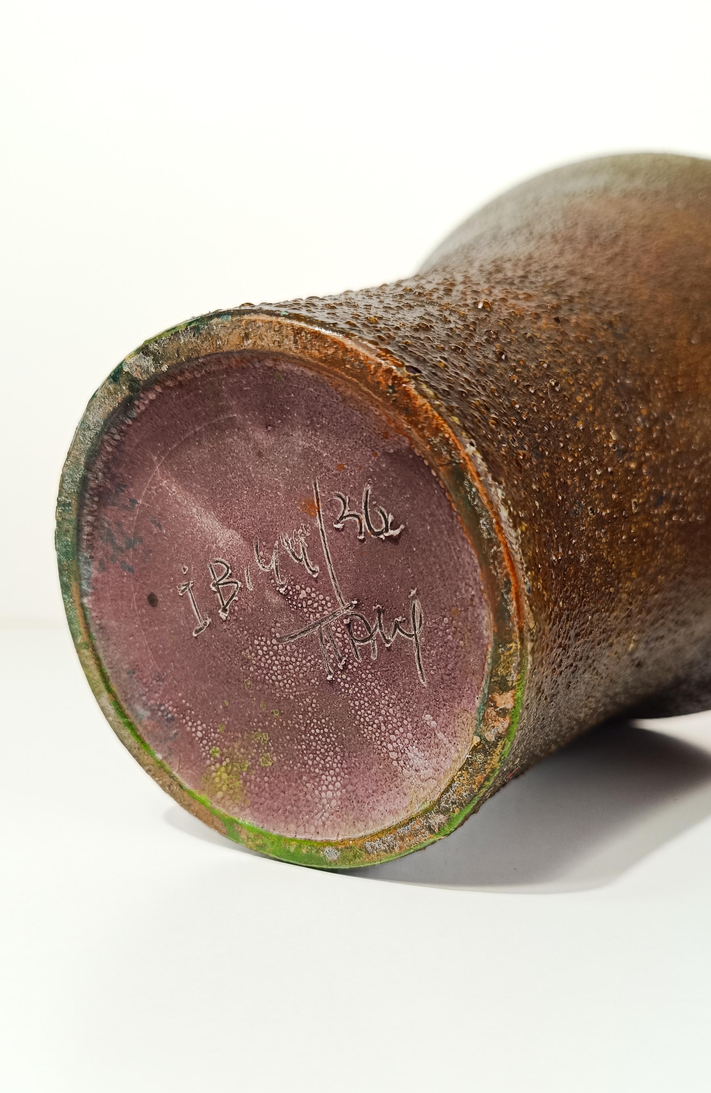 Caraffa/vaso in ceramica strutturata della metà del XX secolo in stile primitivo, anni 60 in vendita 5