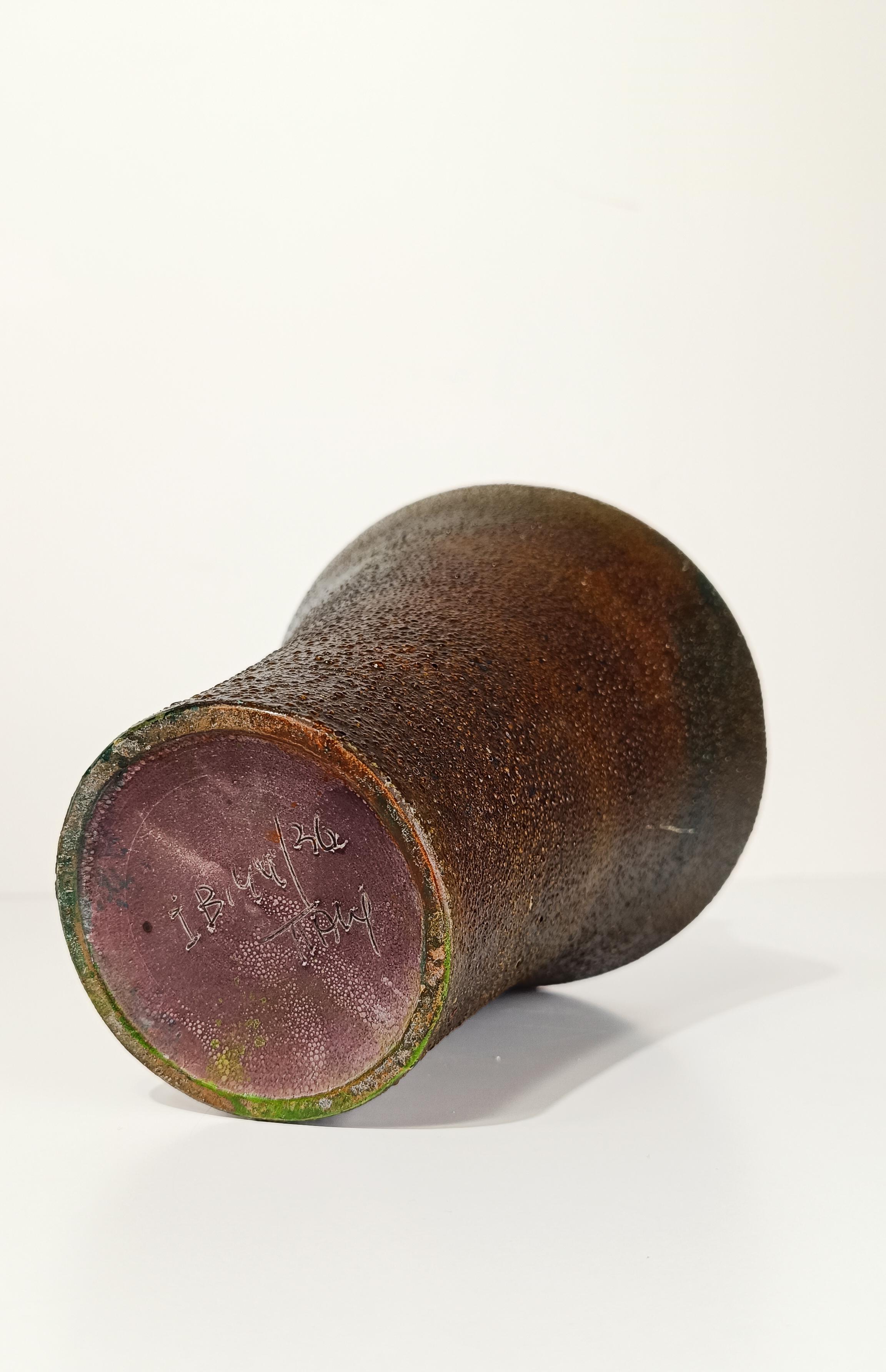 Caraffa/vaso in ceramica strutturata della metà del XX secolo in stile primitivo, anni 60 in vendita 6