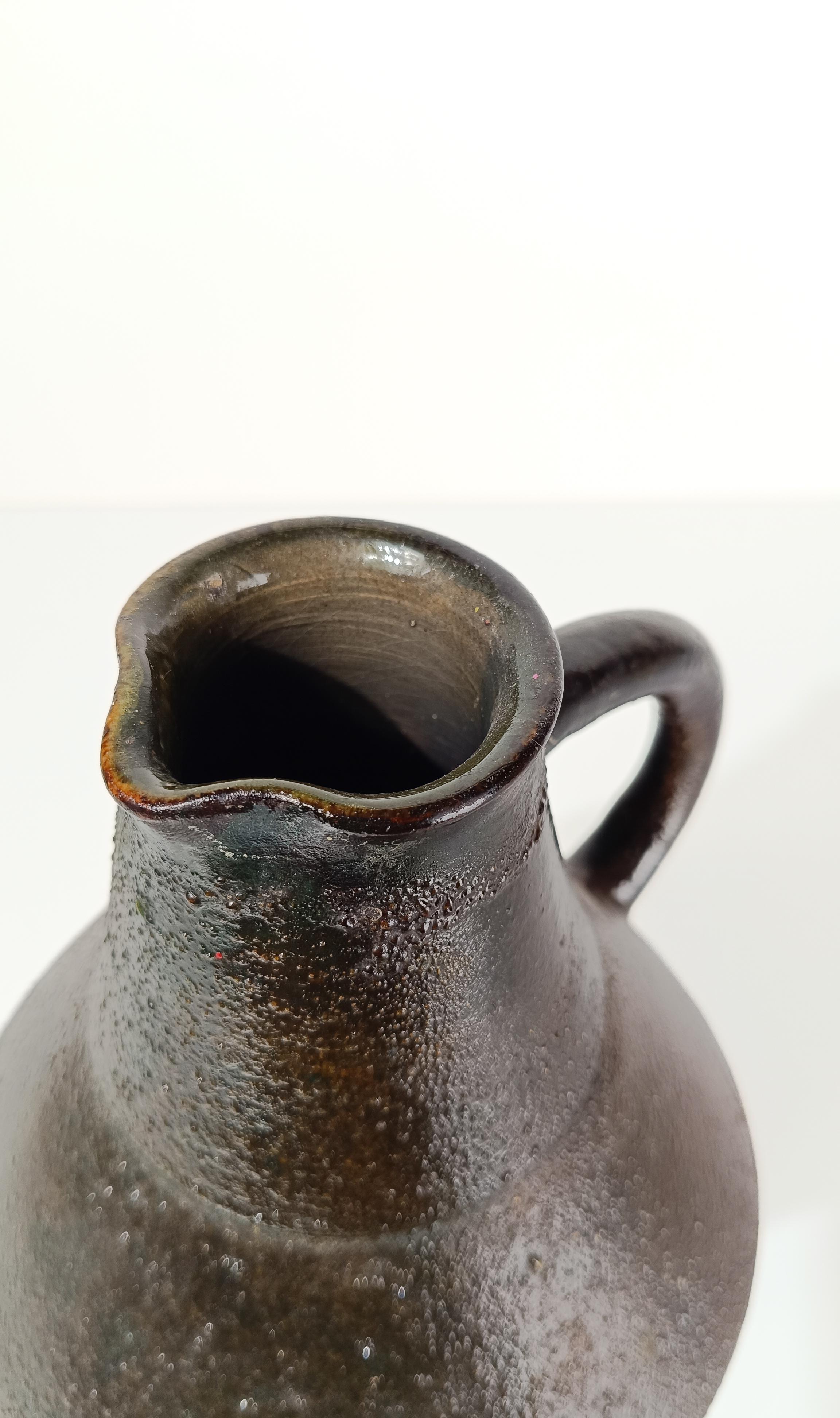 Caraffa/vaso in ceramica strutturata della metà del XX secolo in stile primitivo, anni 60 in vendita 7