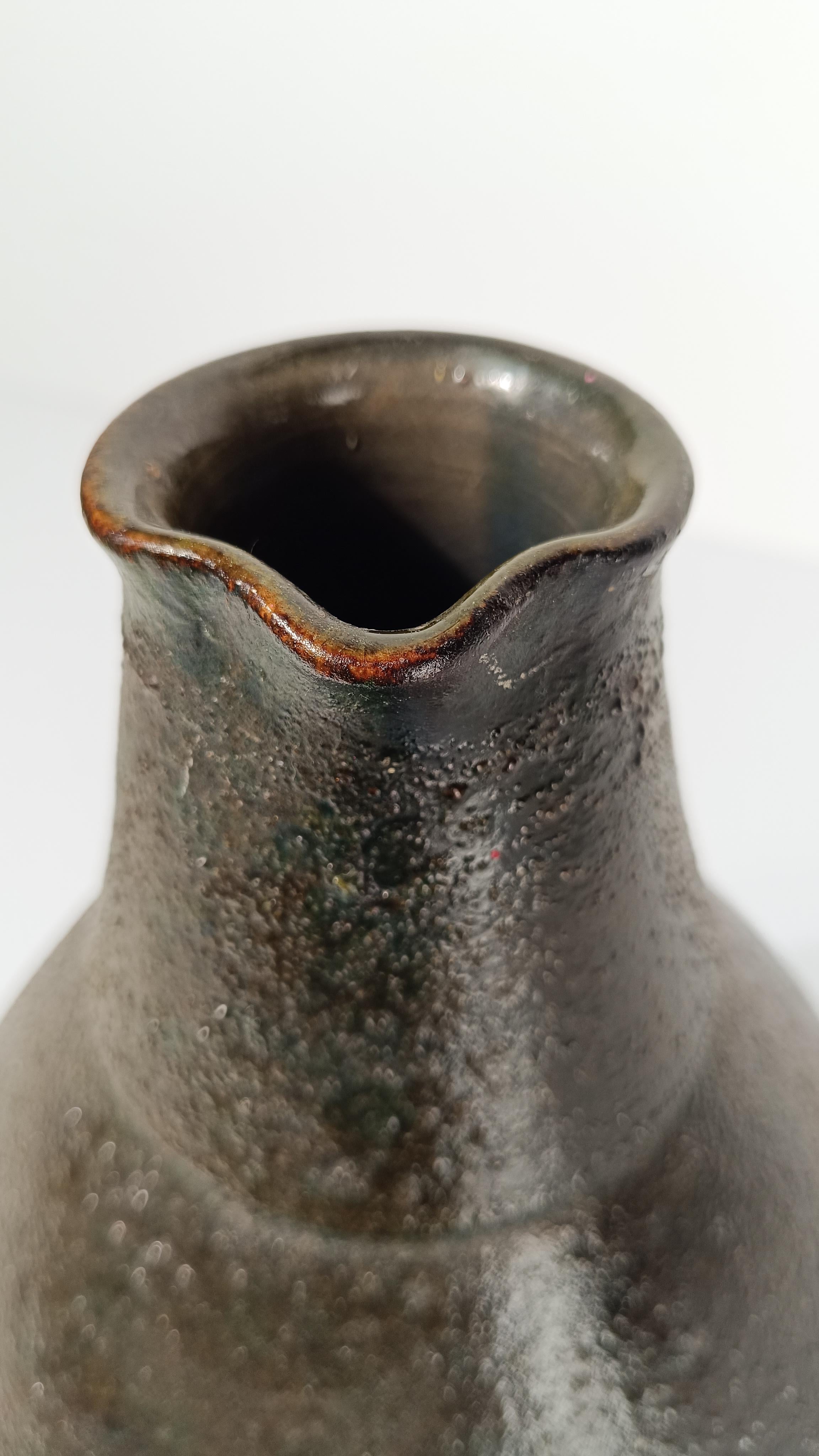 Caraffa/vaso in ceramica strutturata della metà del XX secolo in stile primitivo, anni 60 in vendita 9