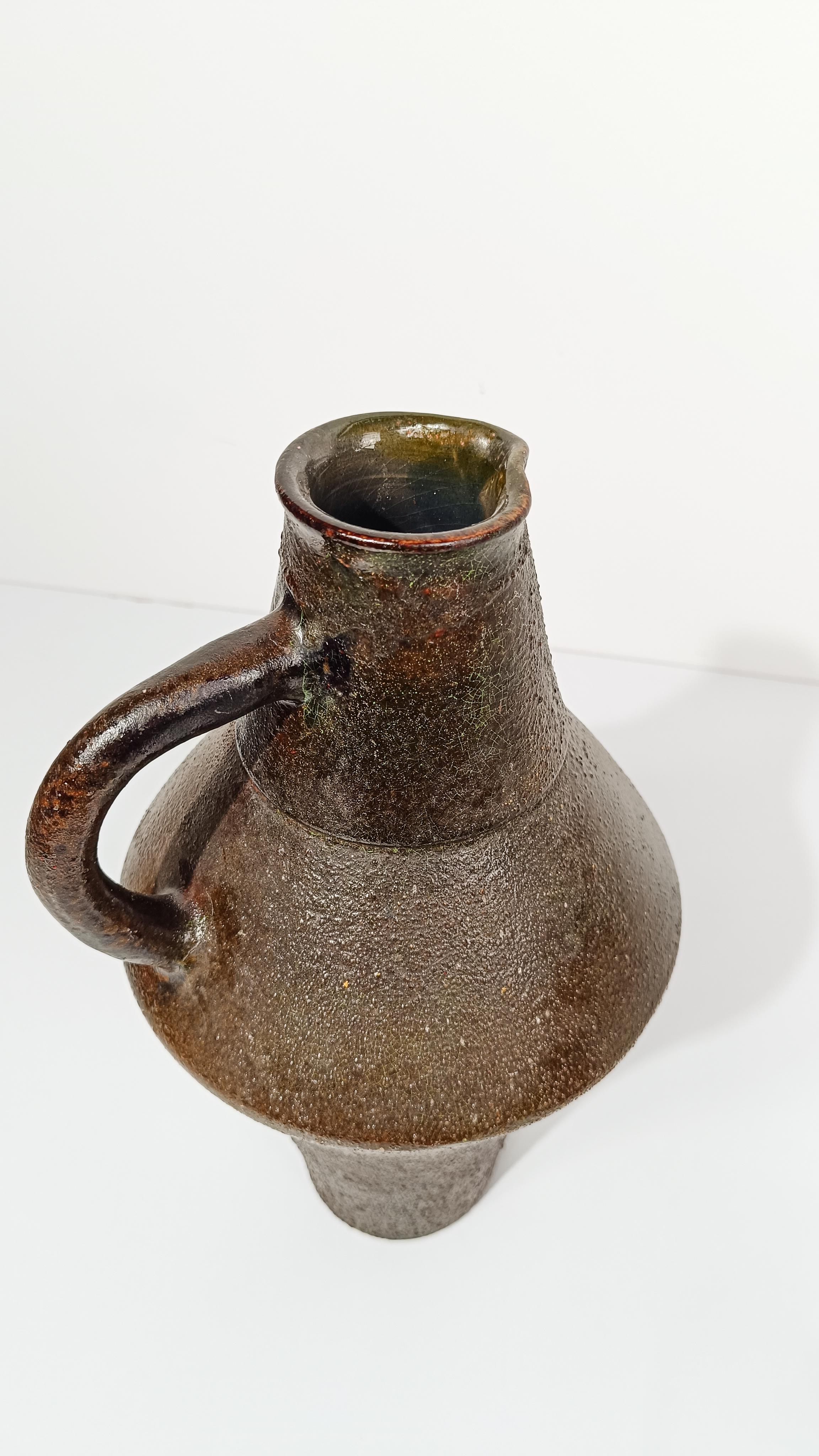 Caraffa/vaso in ceramica strutturata della metà del XX secolo in stile primitivo, anni 60 in vendita 10