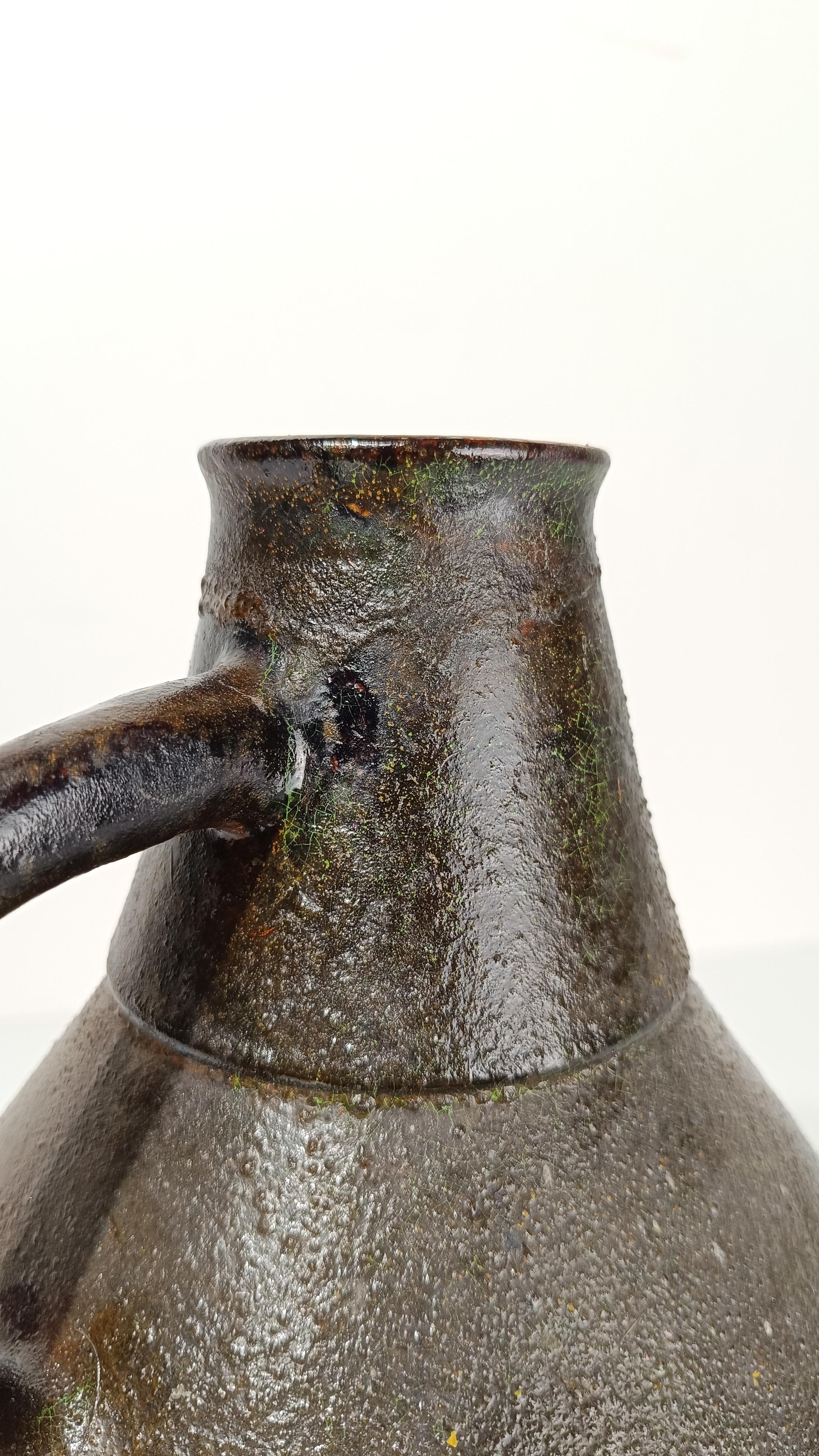 Caraffa/vaso in ceramica strutturata della metà del XX secolo in stile primitivo, anni 60 in vendita 11