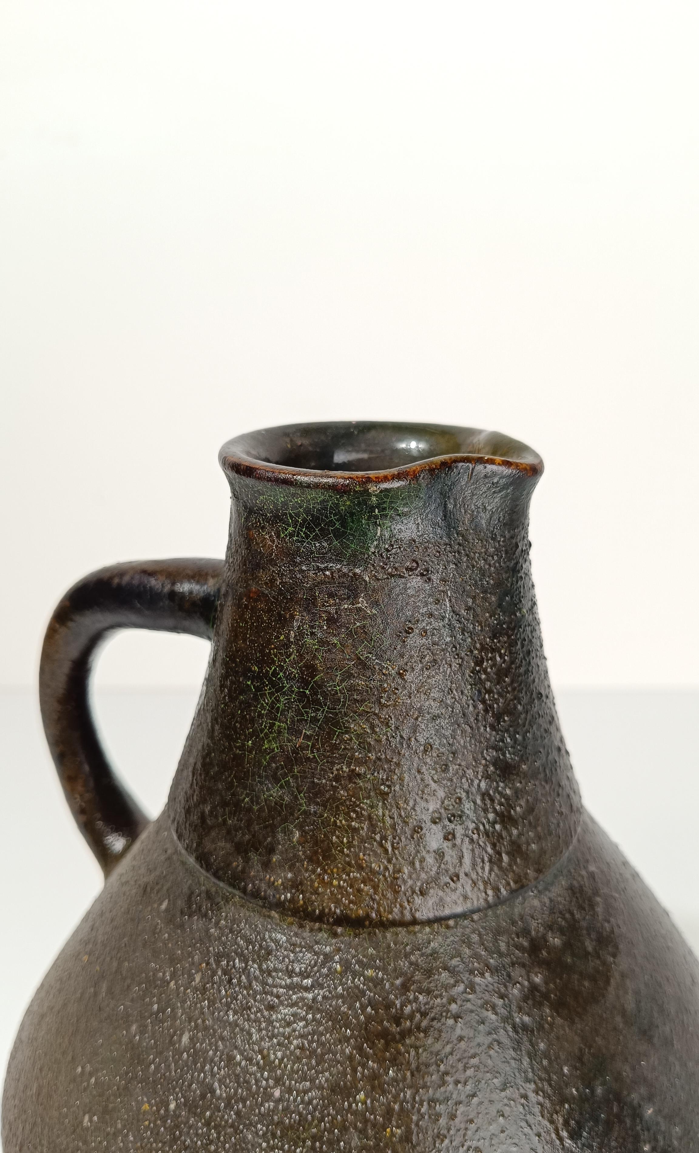 Caraffa/vaso in ceramica strutturata della metà del XX secolo in stile primitivo, anni 60 In condizioni buone in vendita a Roma, IT