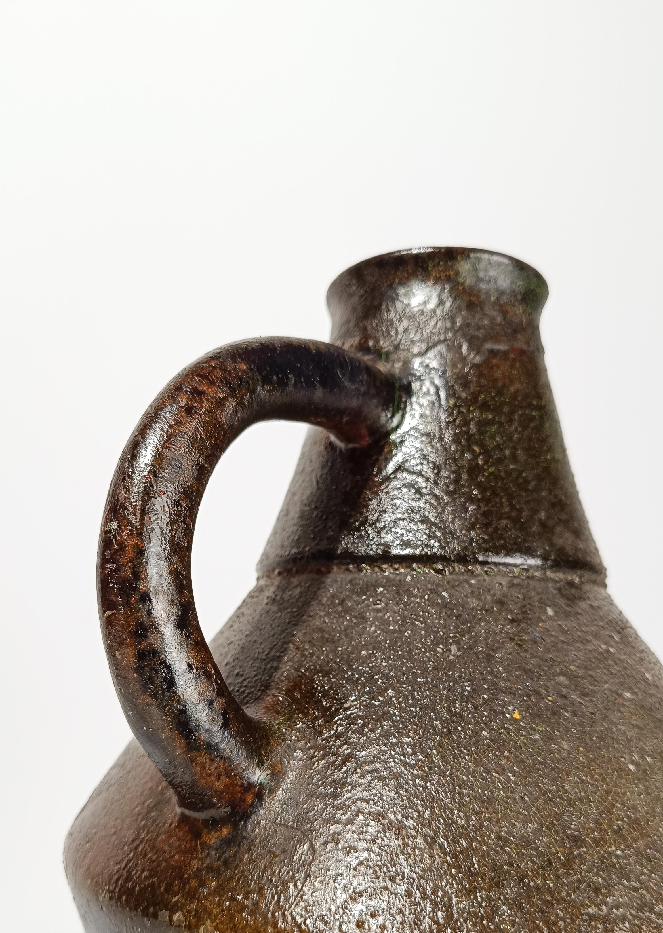 Caraffa/vaso in ceramica strutturata della metà del XX secolo in stile primitivo, anni 60 in vendita 1