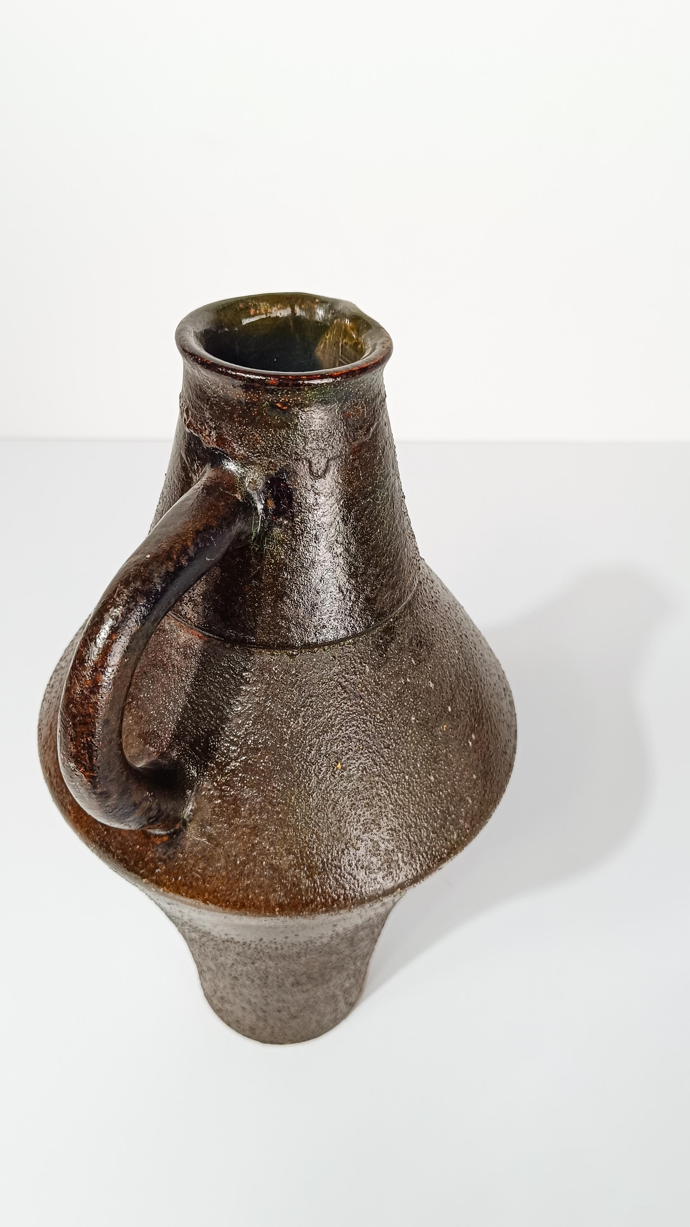 Caraffa/vaso in ceramica strutturata della metà del XX secolo in stile primitivo, anni 60 in vendita 2