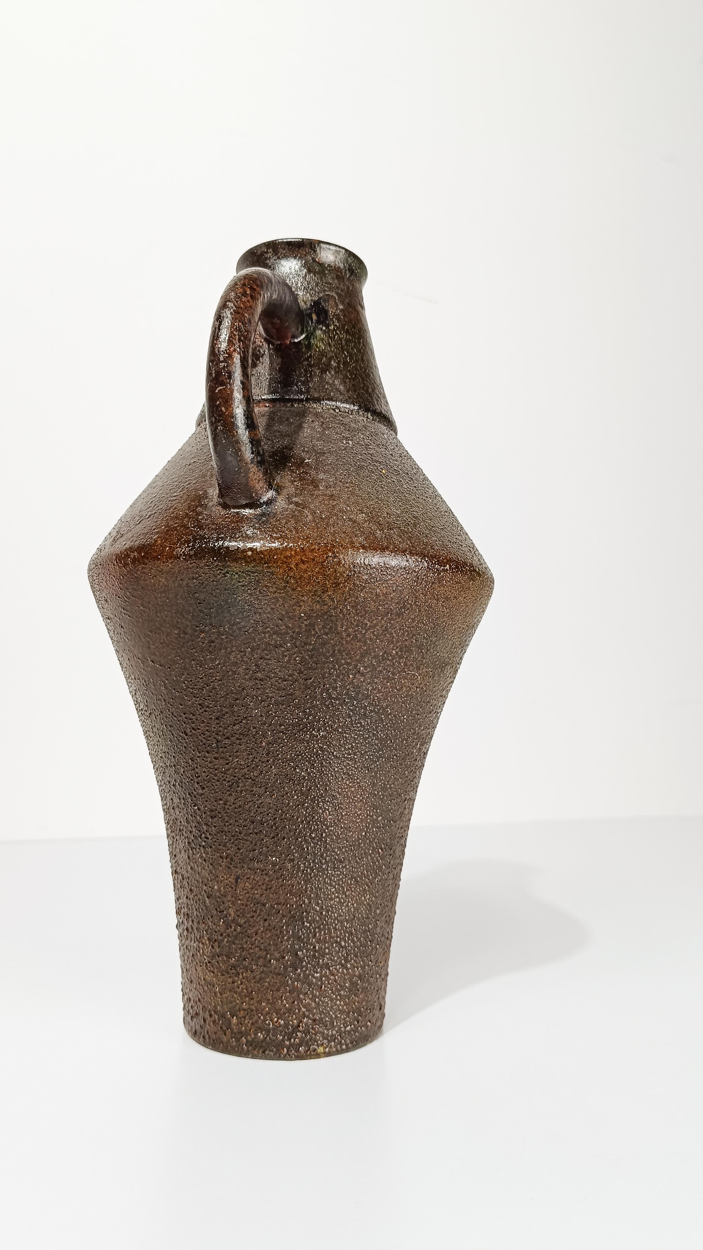 Caraffa/vaso in ceramica strutturata della metà del XX secolo in stile primitivo, anni 60 in vendita 3