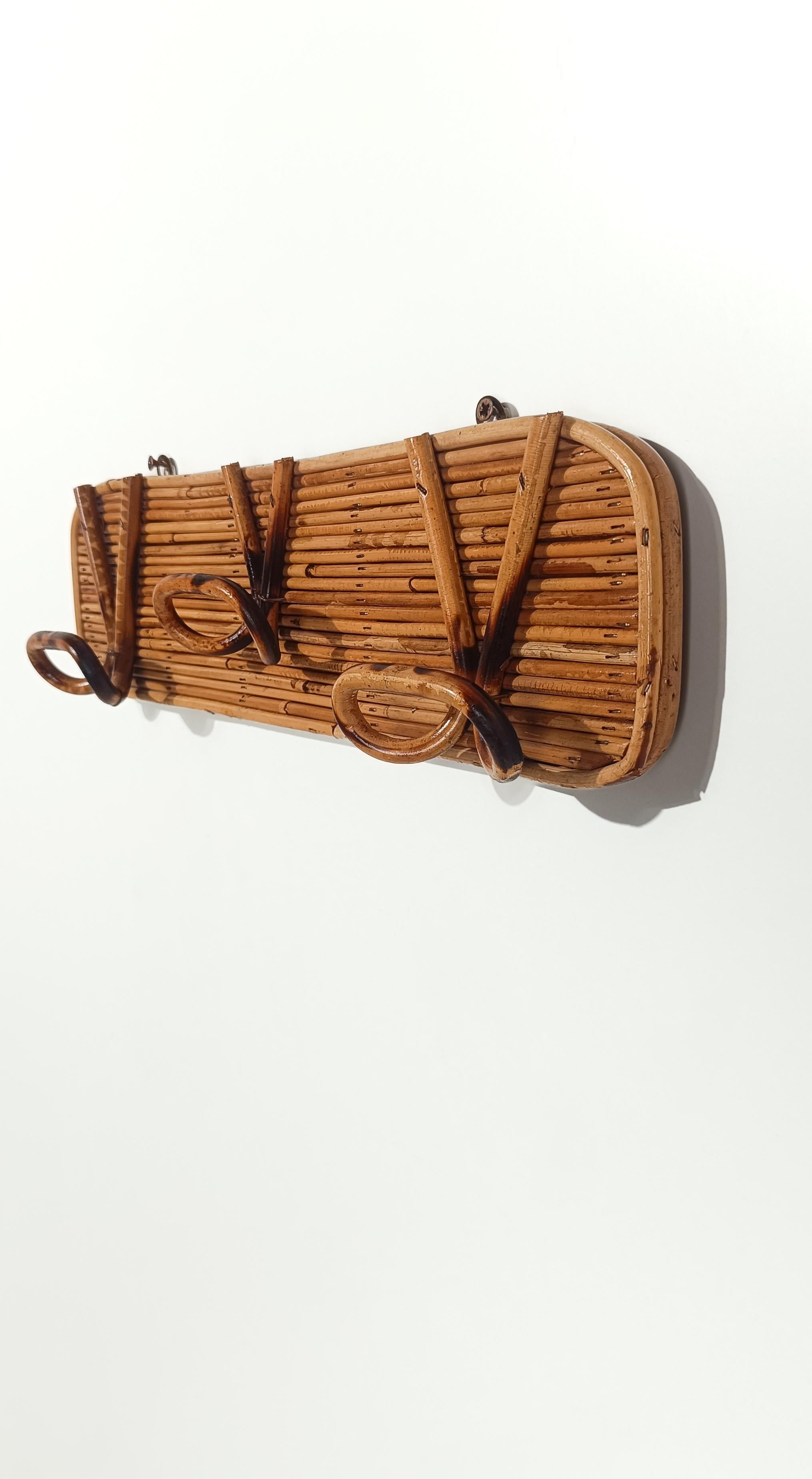 Italian Mid 20th Century Wall Coat Hanger in Cane & Rattan, Vivai del Sud style In Good Condition For Sale In Roma, IT