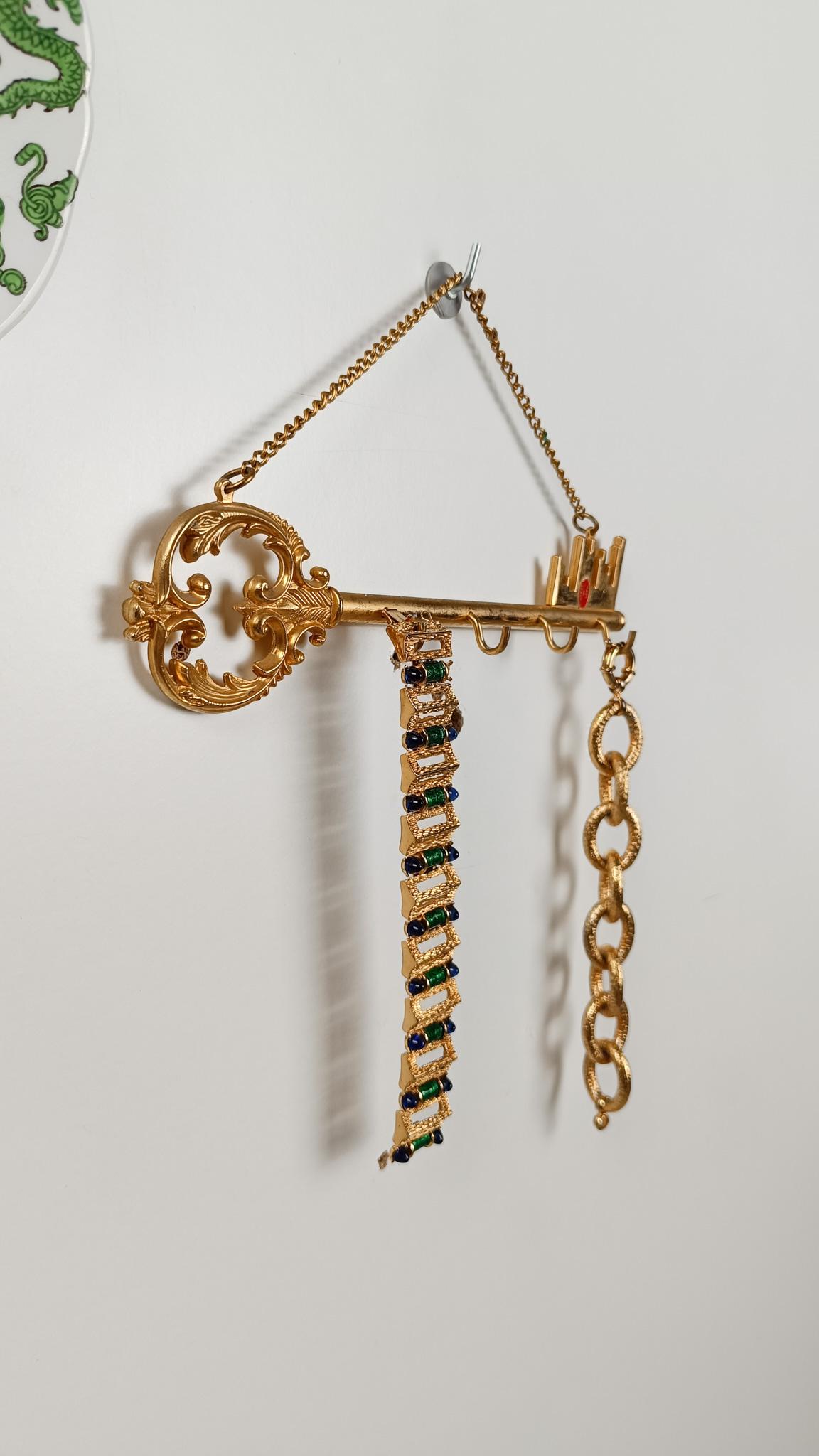 Italian Mid 20th Century Wall Keys Rack with Heavy Brass Ornate Key Shape, 50s In Good Condition For Sale In Roma, IT