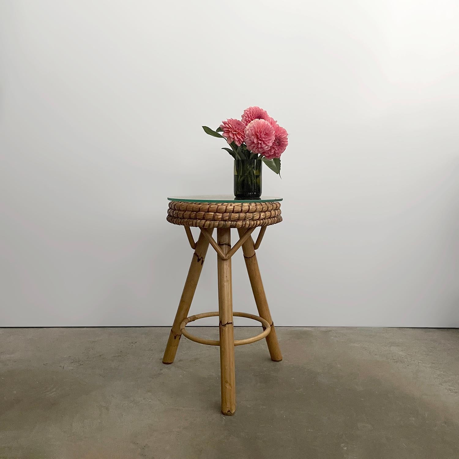 Italian rattan & bamboo tripod side table
Italy, mid century
Handcrafted artisanal piece with organic composition and feel
Table surface is made up of intricately woven rattan which has been
meticulously coiled
Tripod table base is comprised of